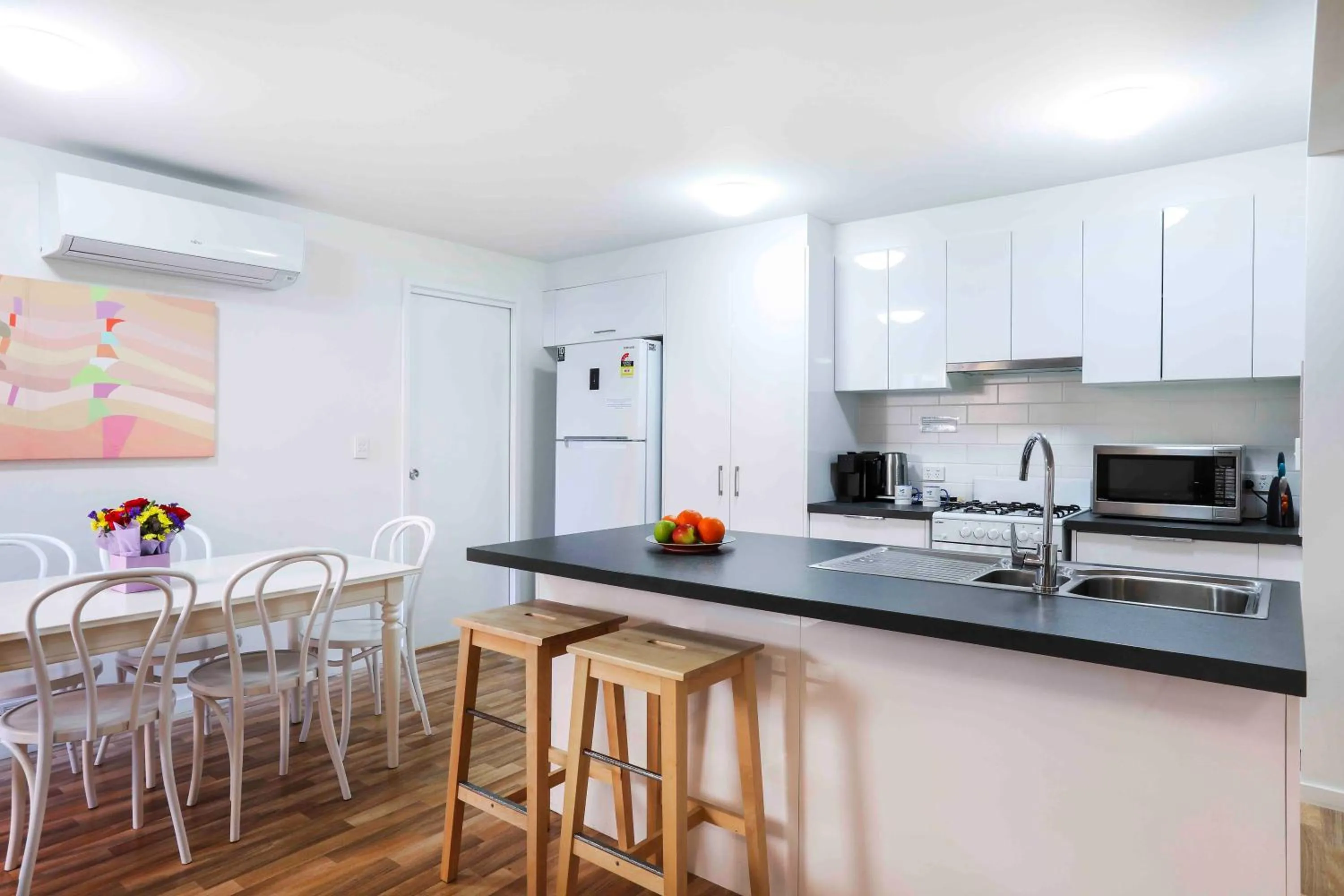 Kitchen or kitchenette in Sandbox Apartments