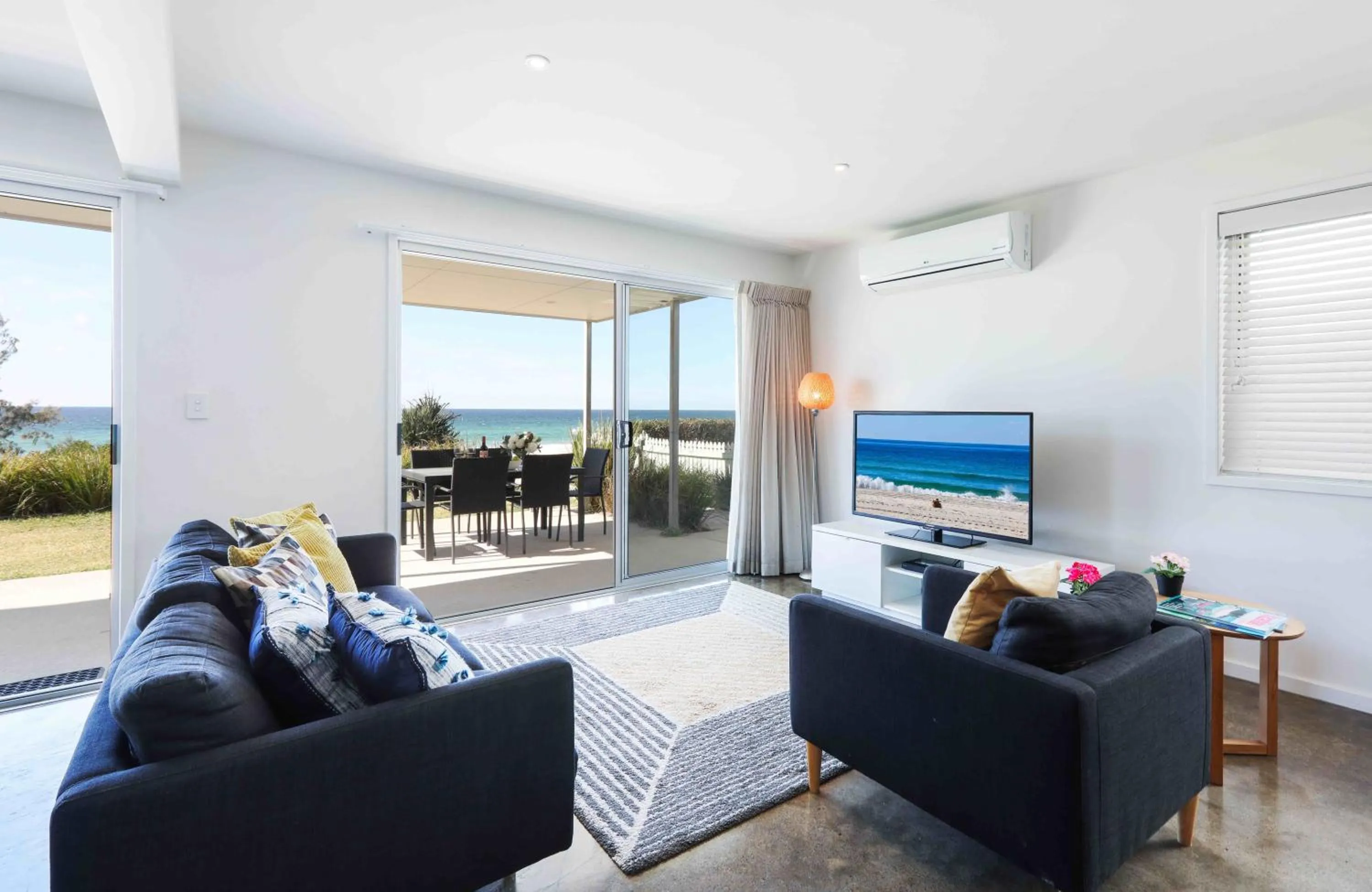 TV and multimedia in Sandbox Apartments