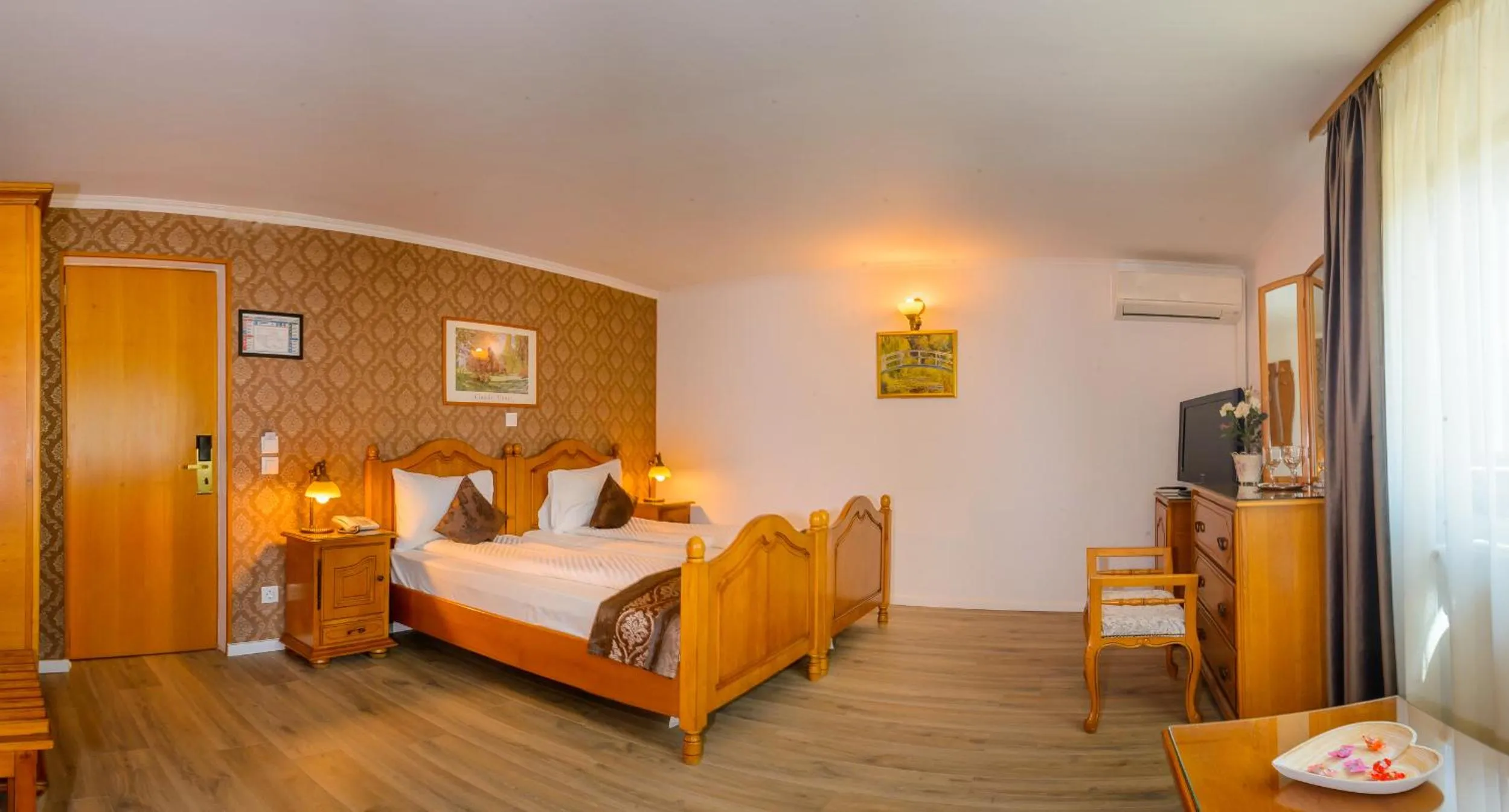 Photo of the whole room, Bed in Hotel Korona