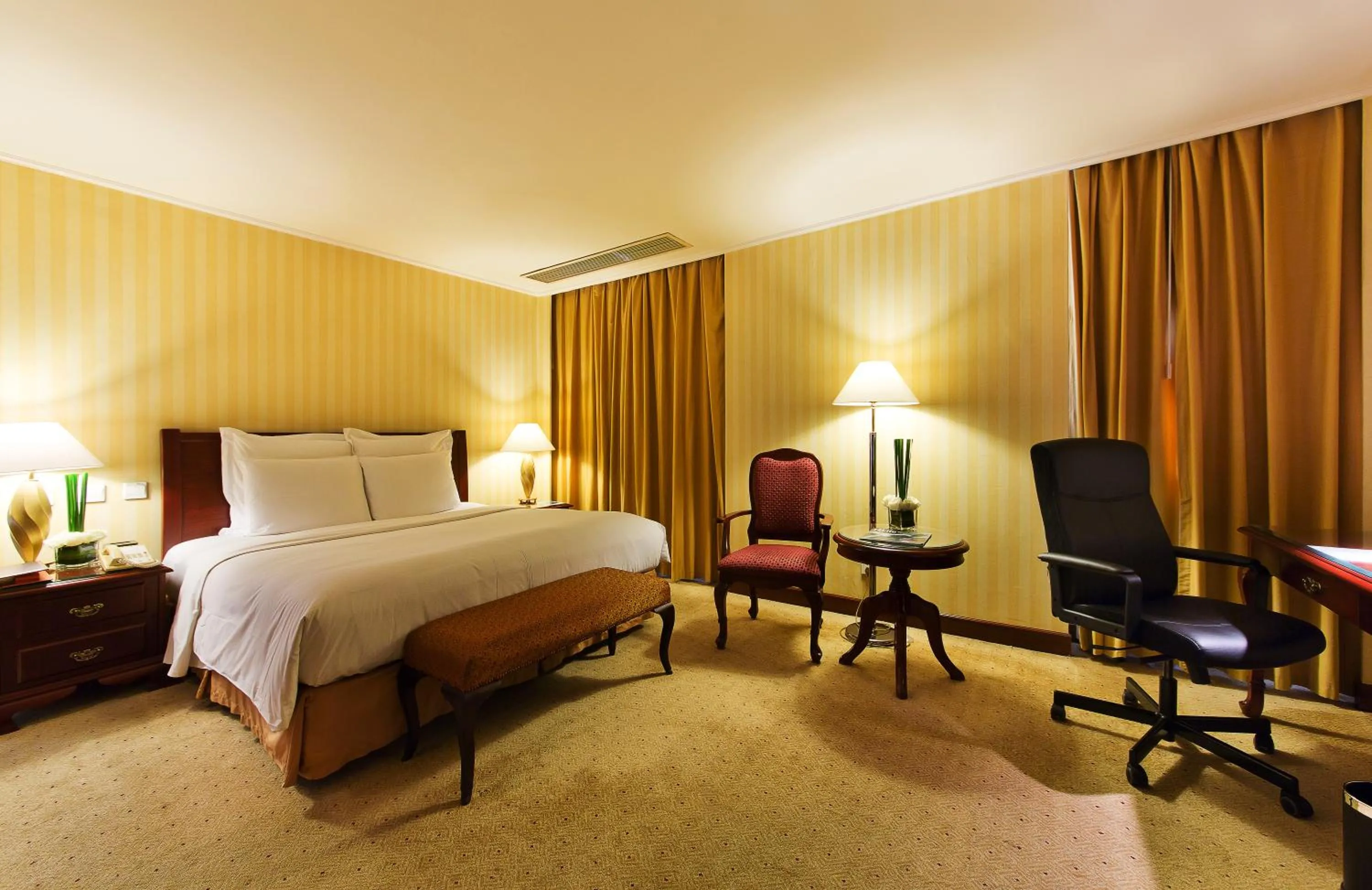 Photo of the whole room, Bed in Clarion Hotel Tianjin