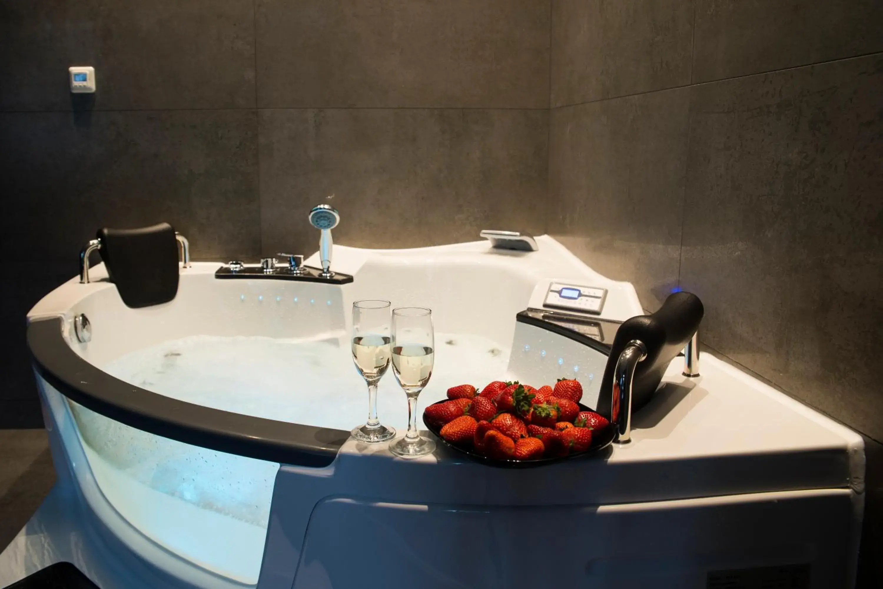 Deluxe Apartment with Hot Tub in Leo Apartments Old Town Deluxe Apartment with Hot Tub in Leo Apartments Old Town