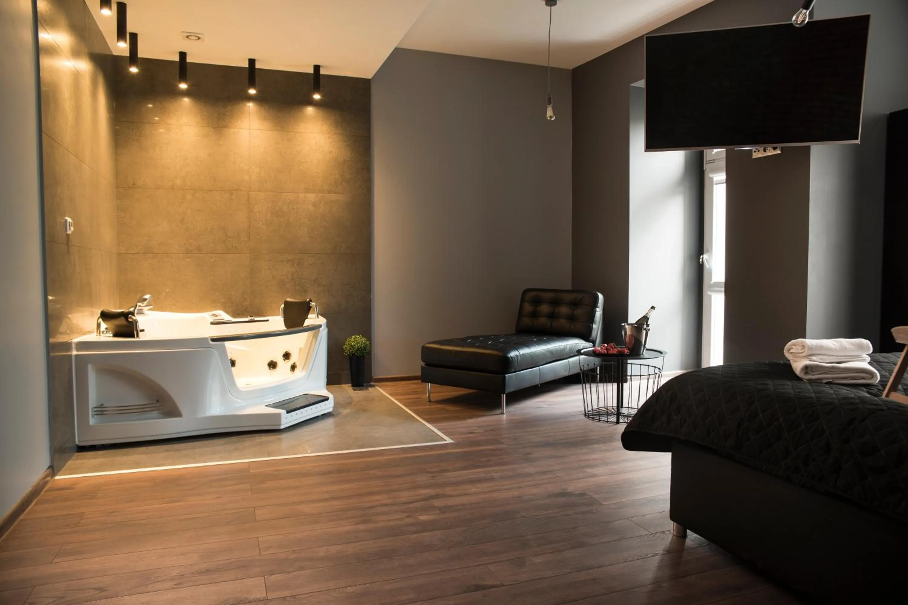 Hot Tub in Leo Apartments Old Town