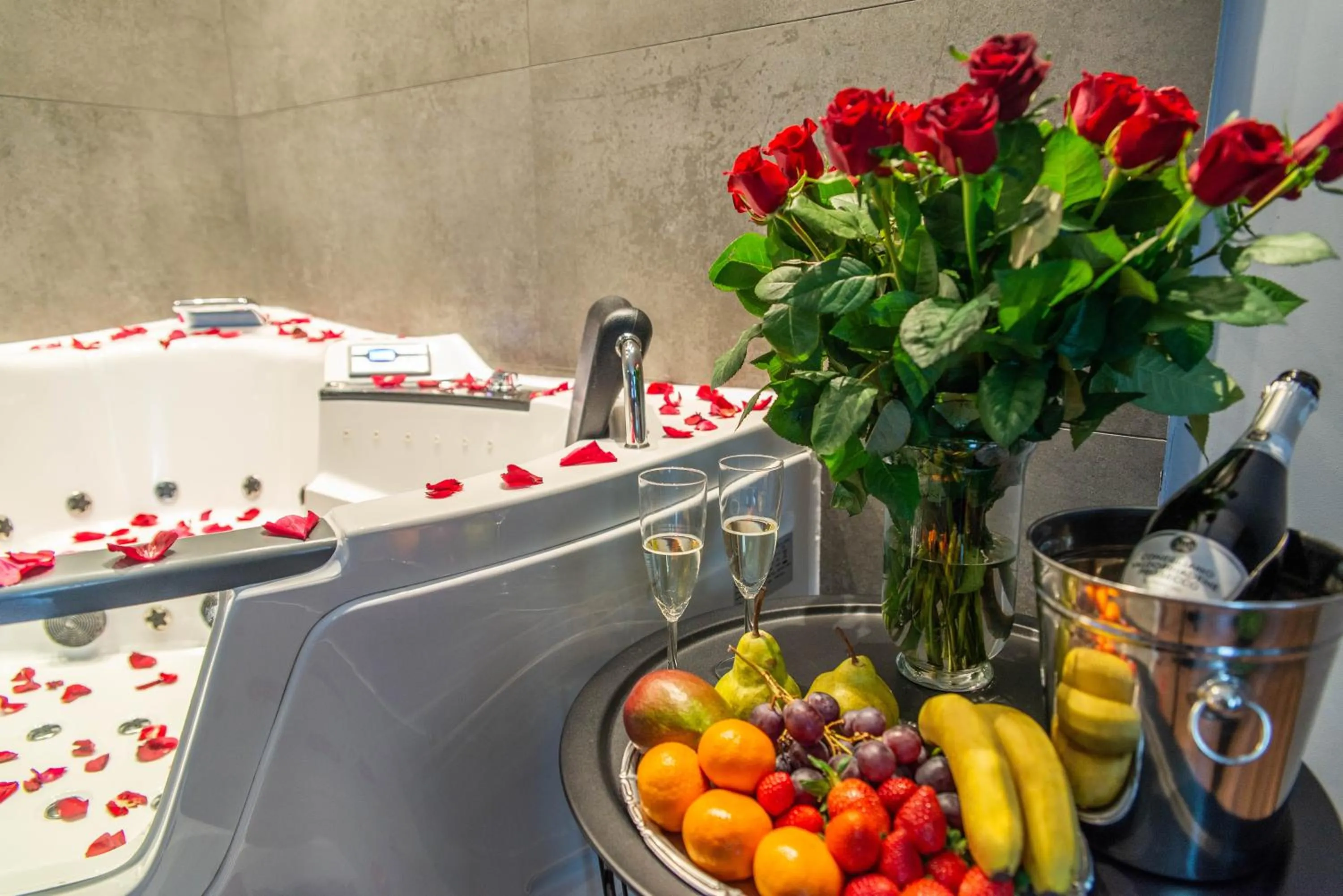 Hot Tub in Leo Apartments Old Town