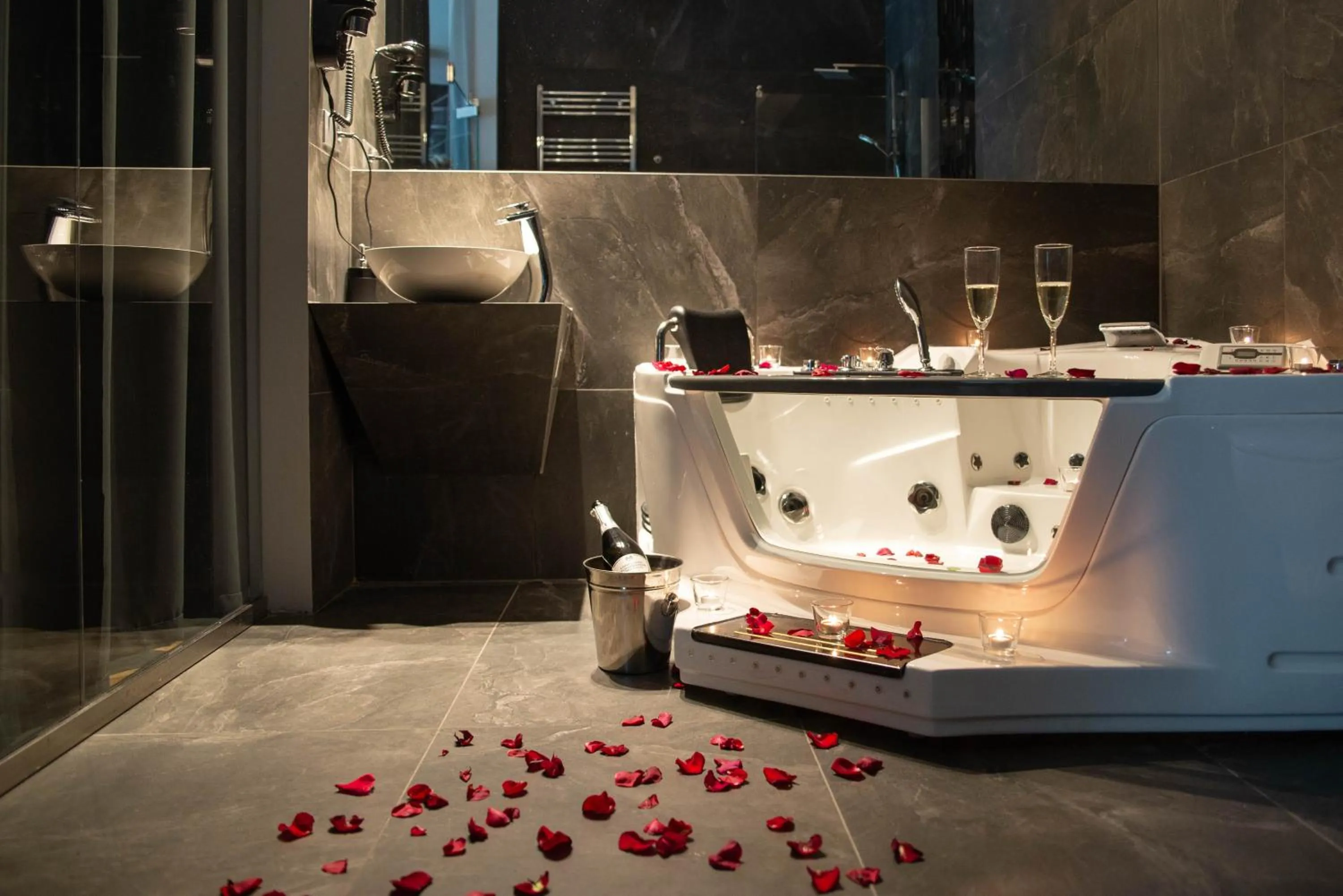 Hot Tub in Leo Apartments Old Town