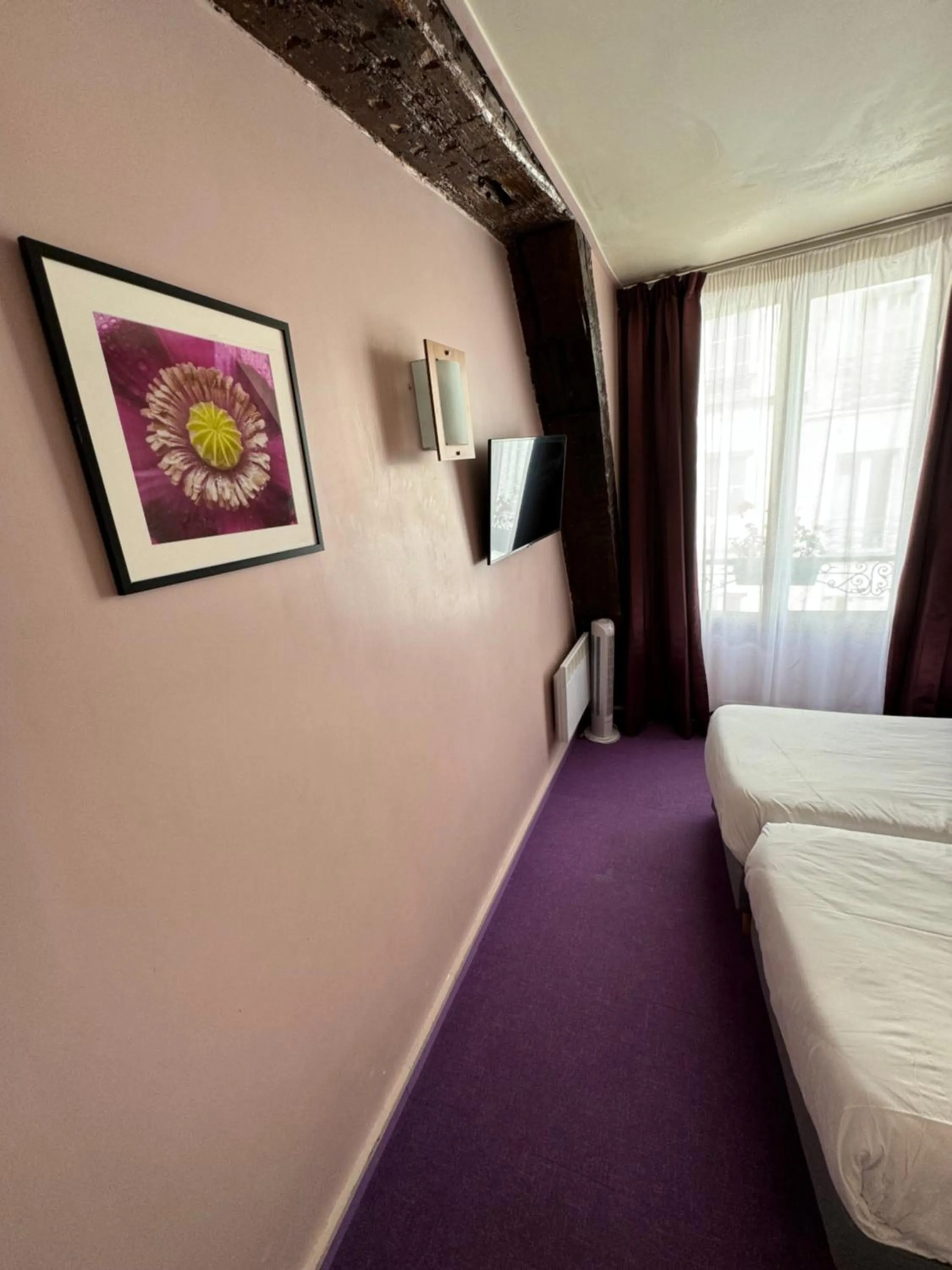 Bed in Hôtel Flor Rivoli