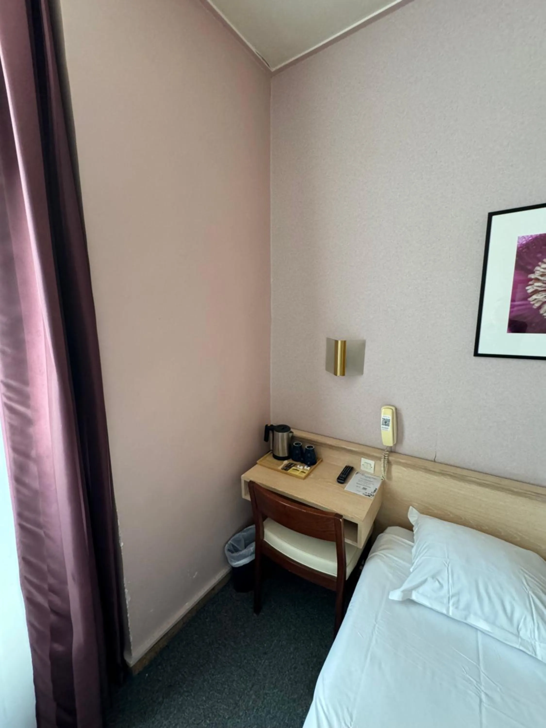 Bed in Hôtel Flor Rivoli