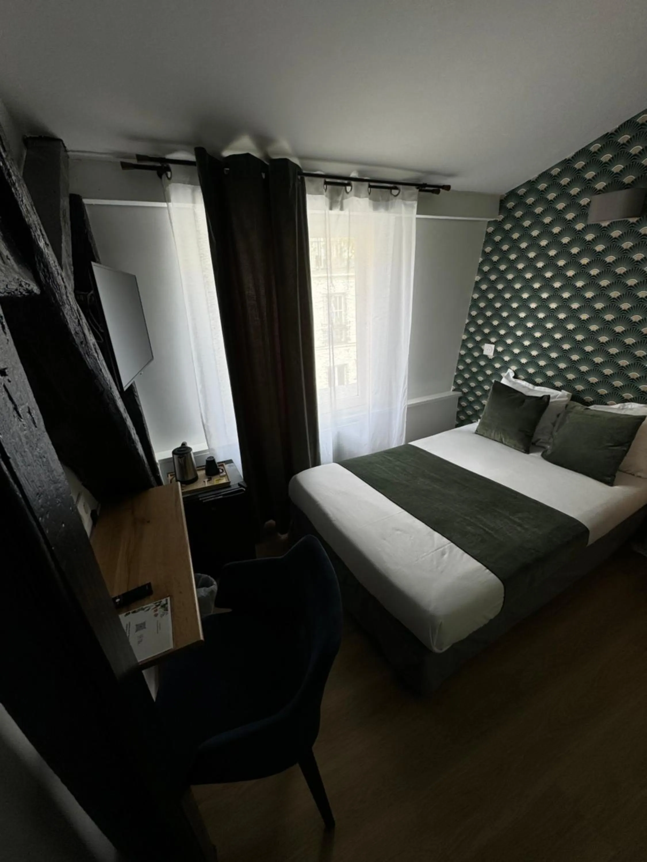 Bed in Hôtel Flor Rivoli