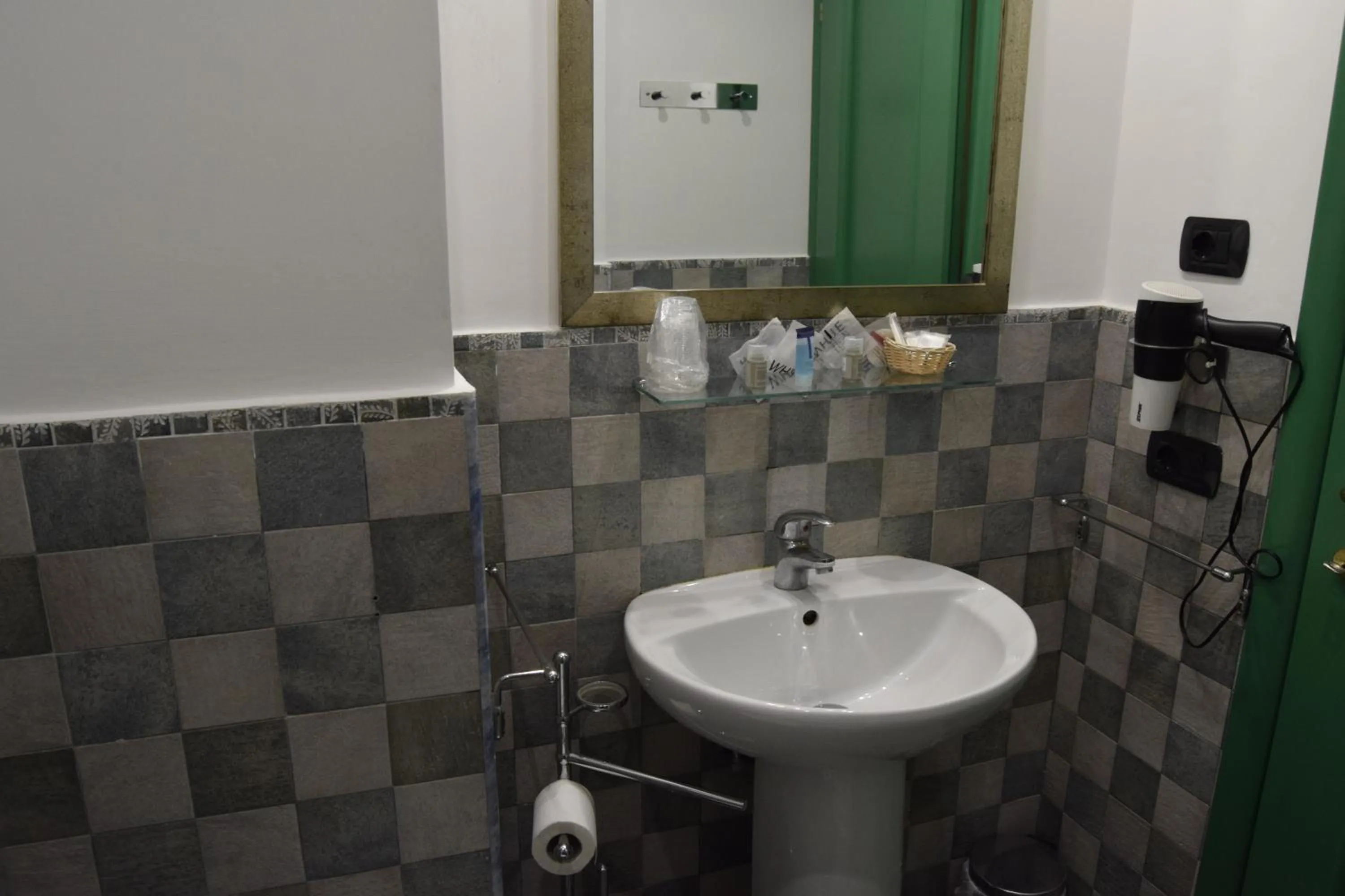 Toilet in Holiday a San Pietro