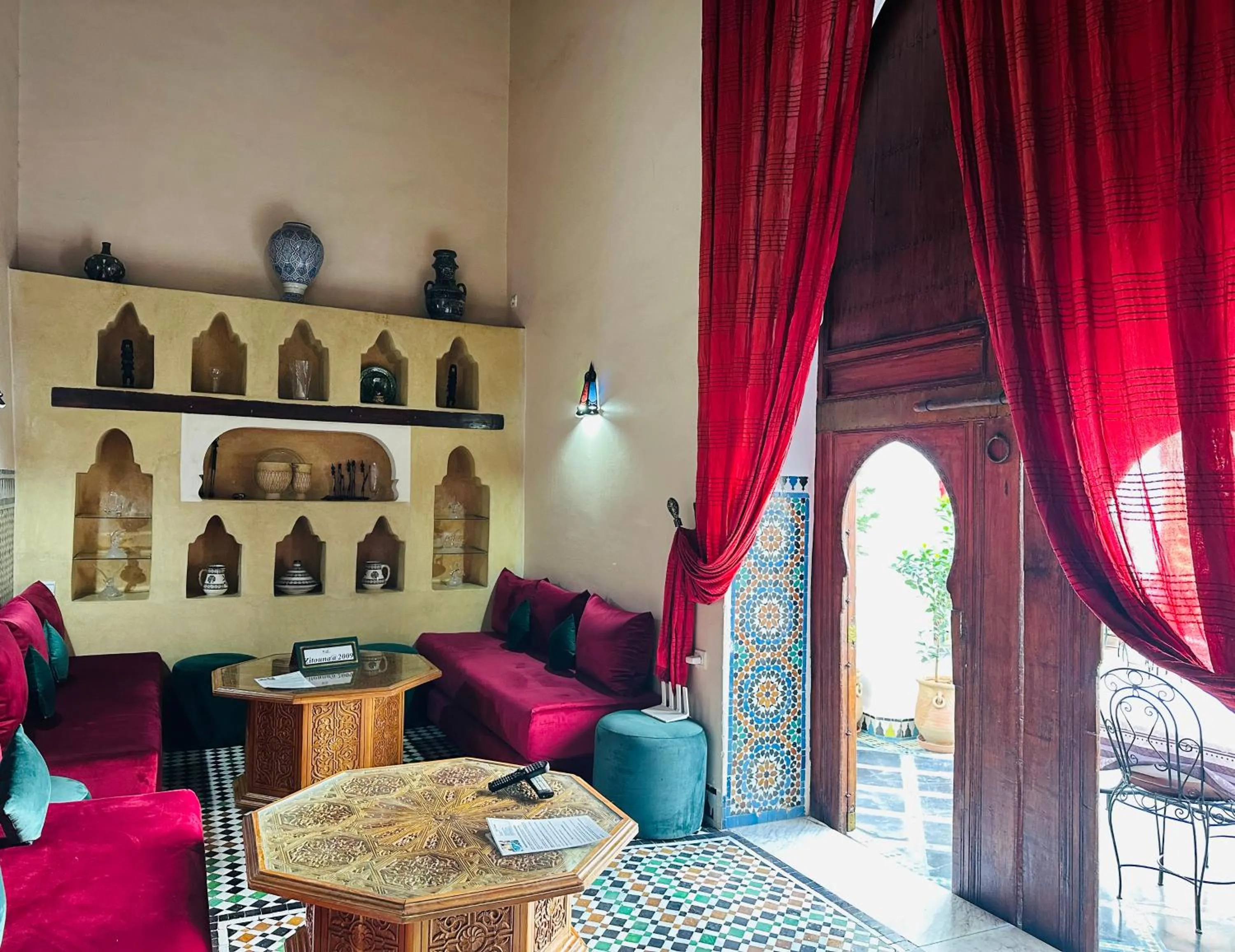 Restaurant/places to eat in Riad Zitouna