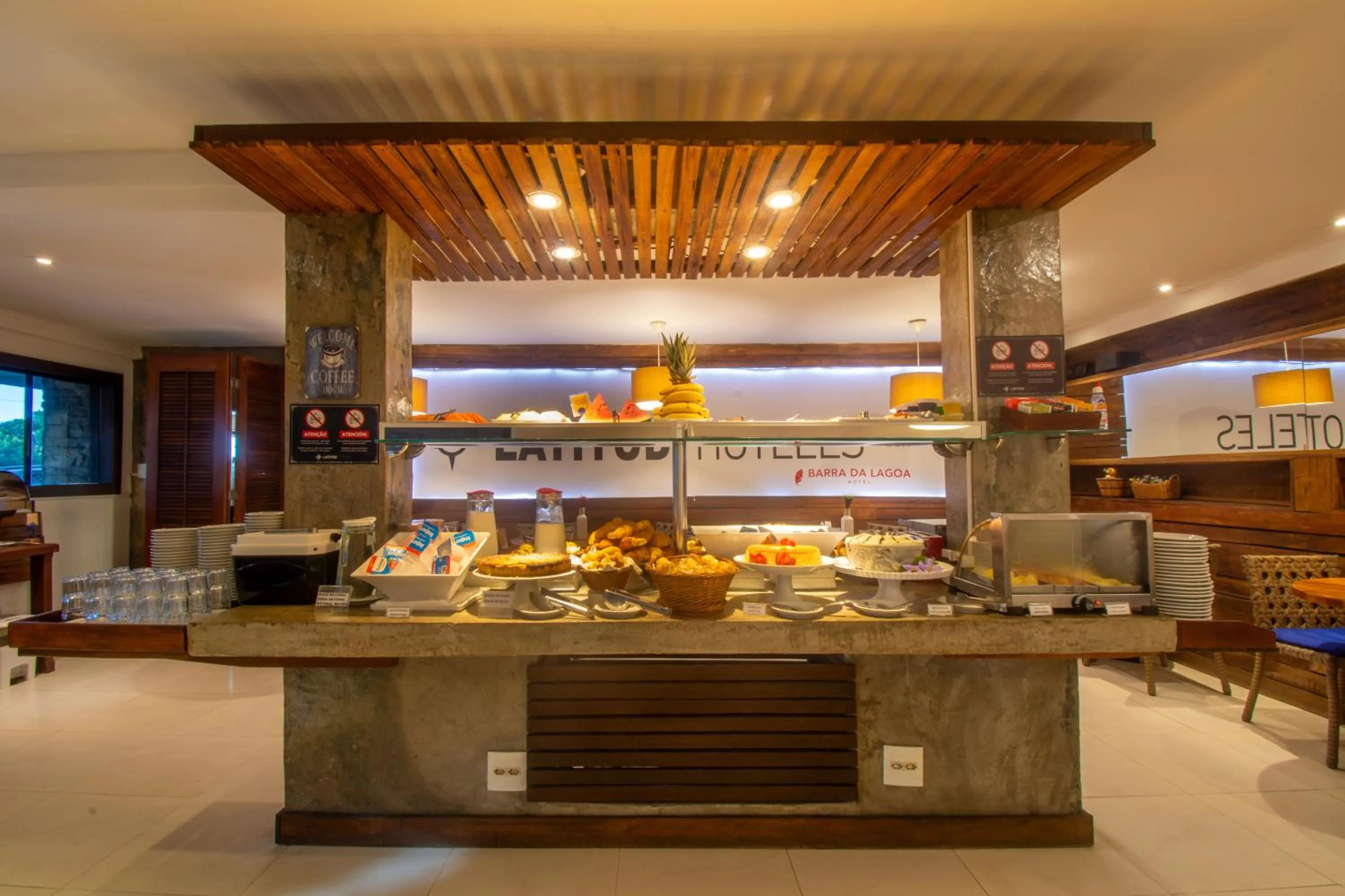 Buffet breakfast in Hotel Barra da Lagoa by Latitud Hoteles
