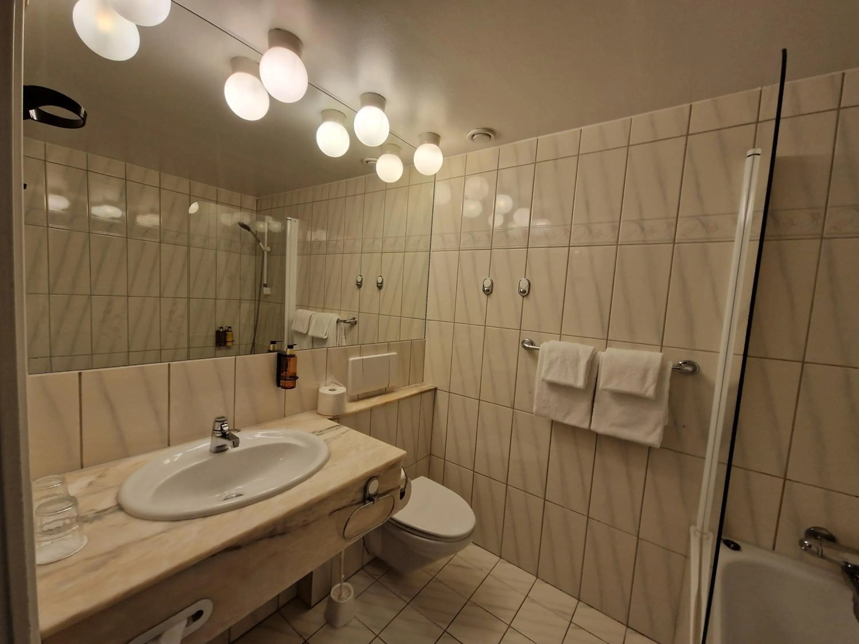 Shower in Dr. Holms Hotel