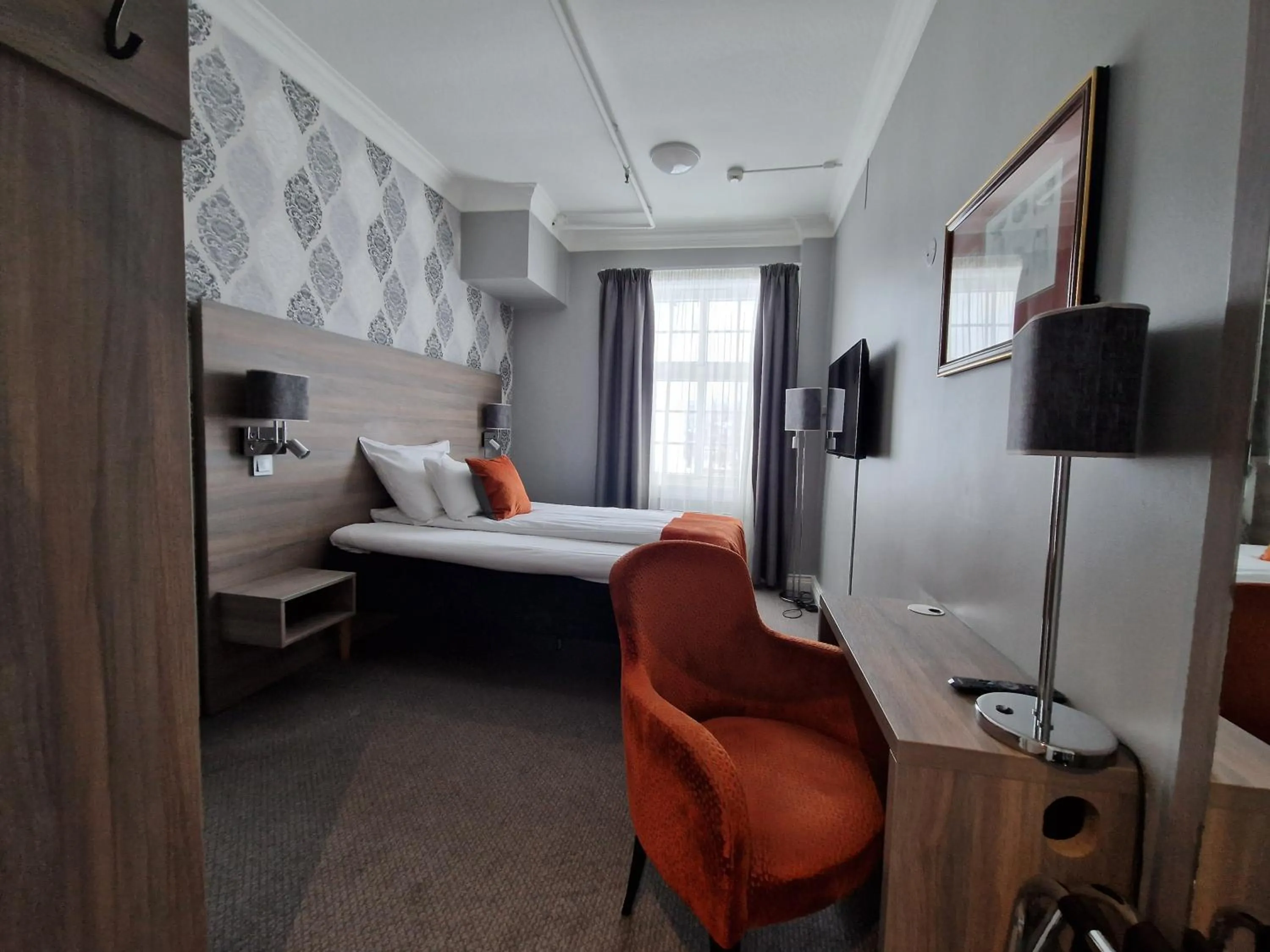 Bed in Dr. Holms Hotel