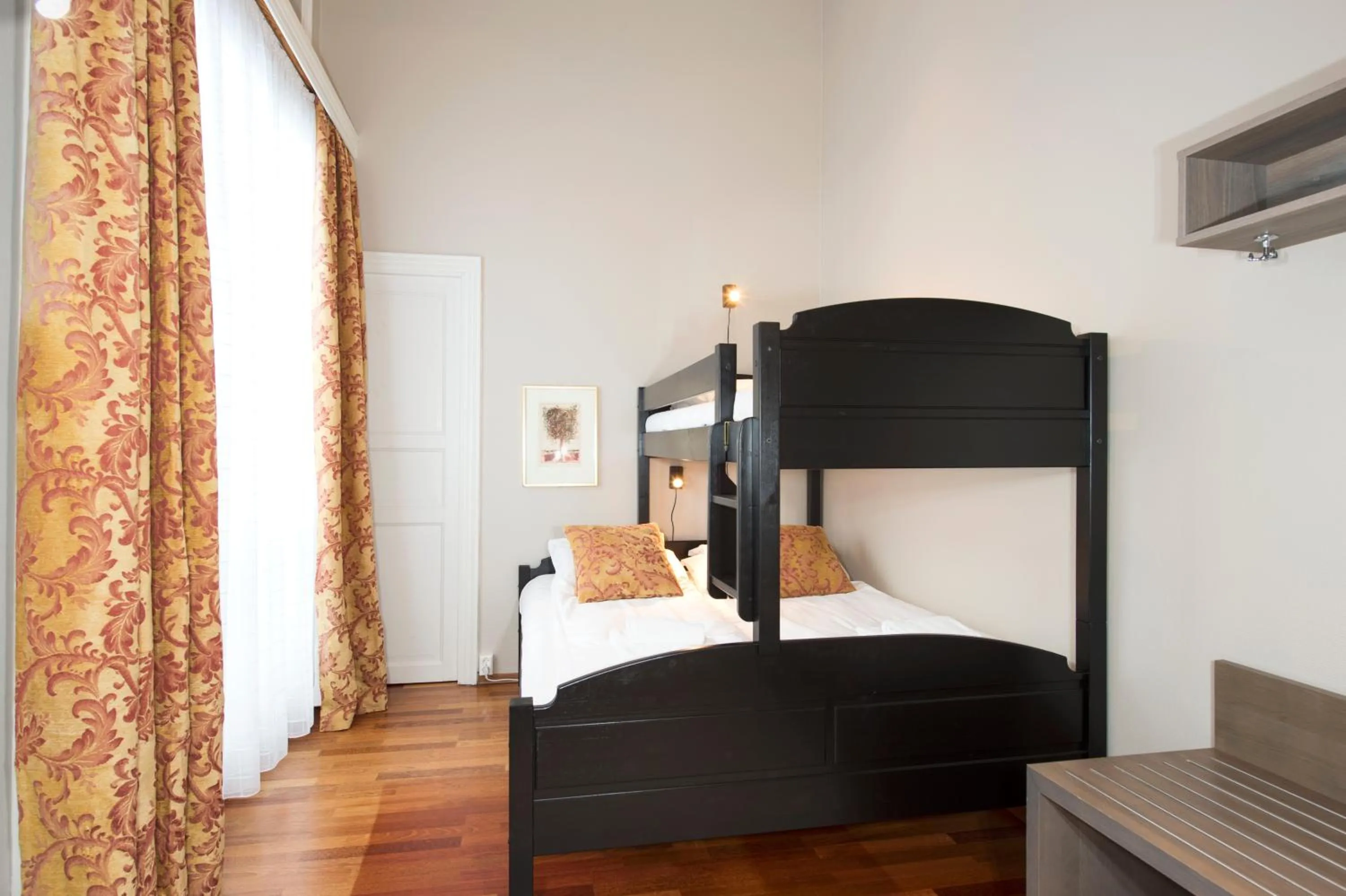 Bedroom, Bed in Dr. Holms Hotel