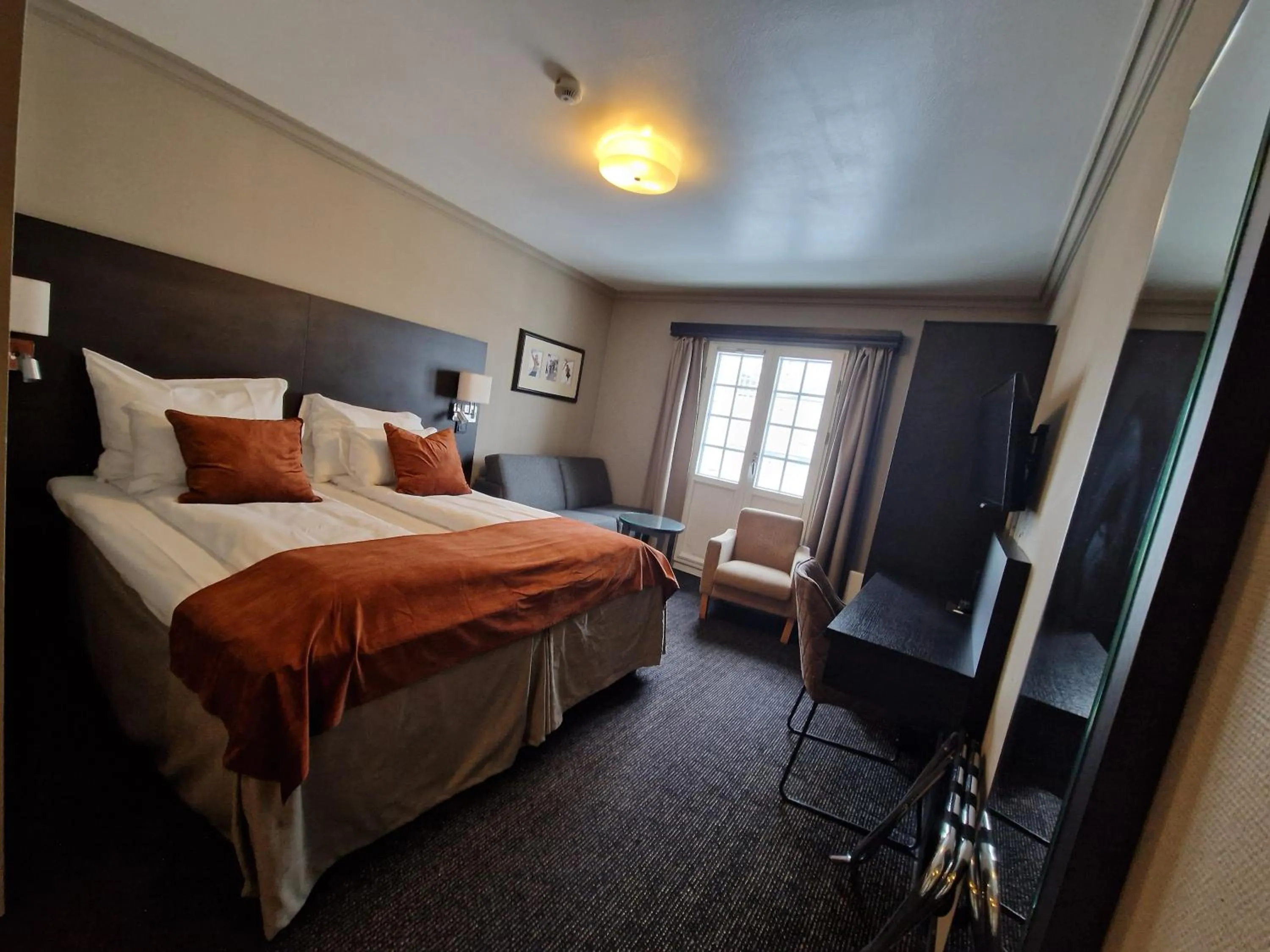 Bed in Dr. Holms Hotel