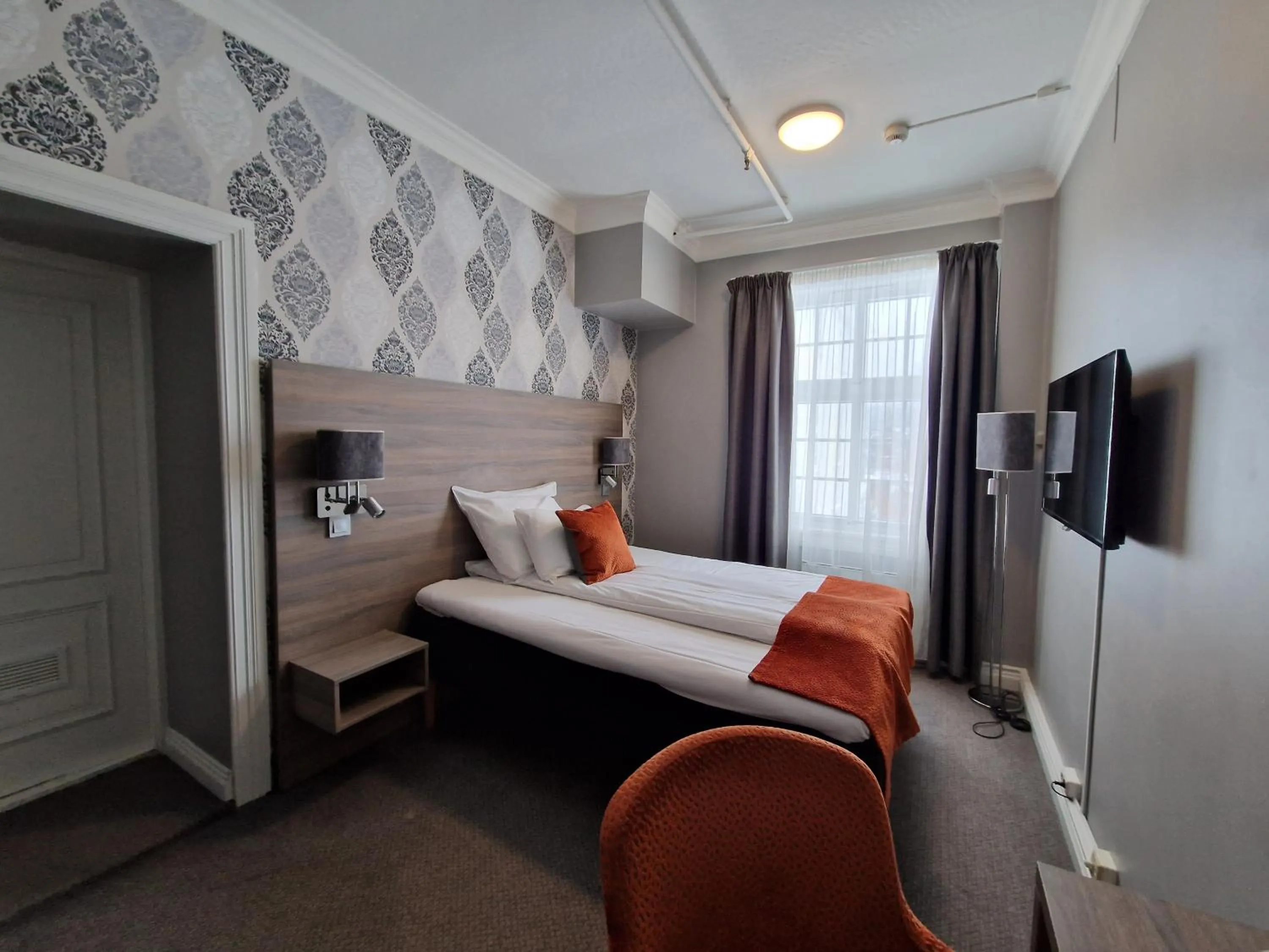 Bed in Dr. Holms Hotel