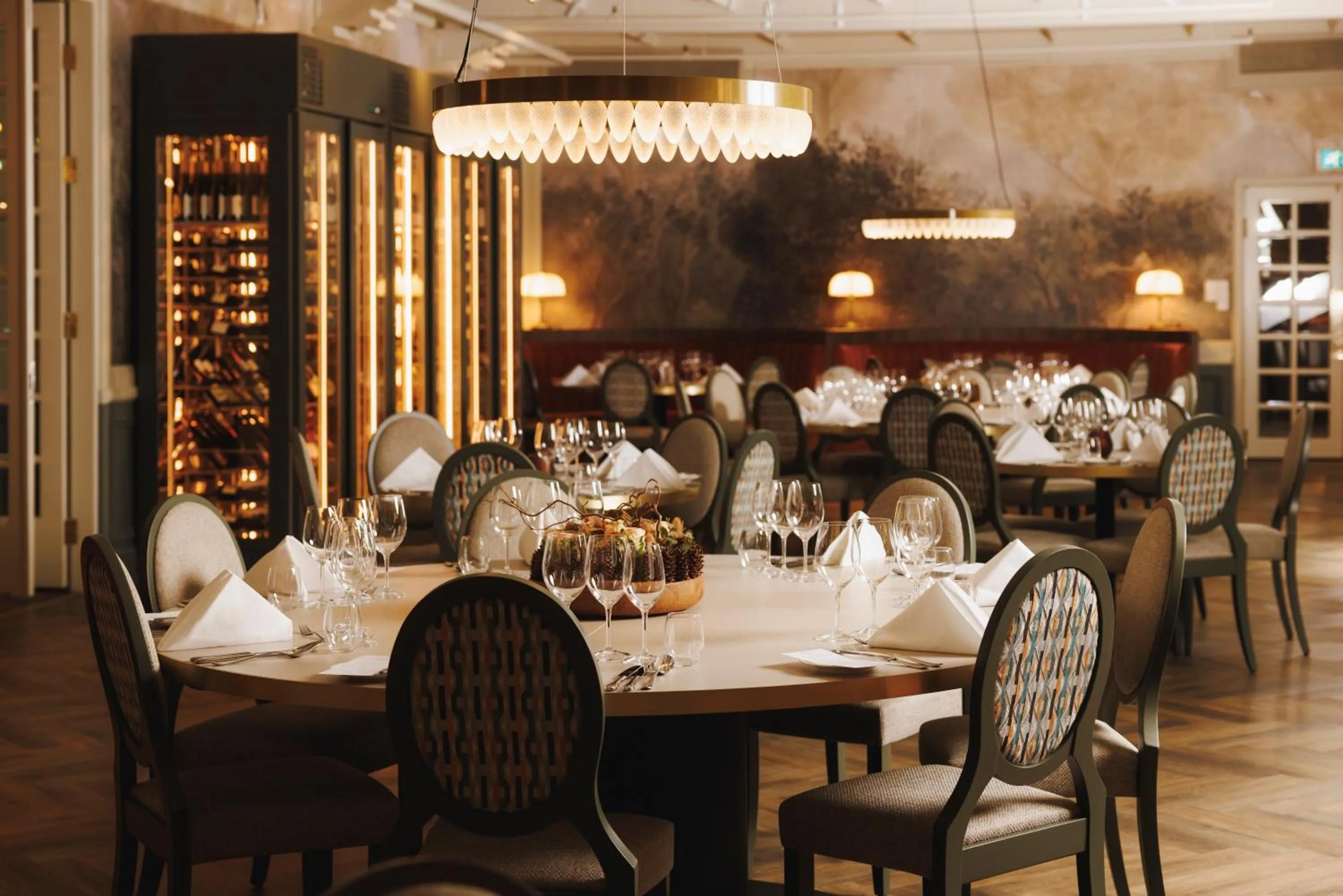 Restaurant/places to eat in Dr. Holms Hotel