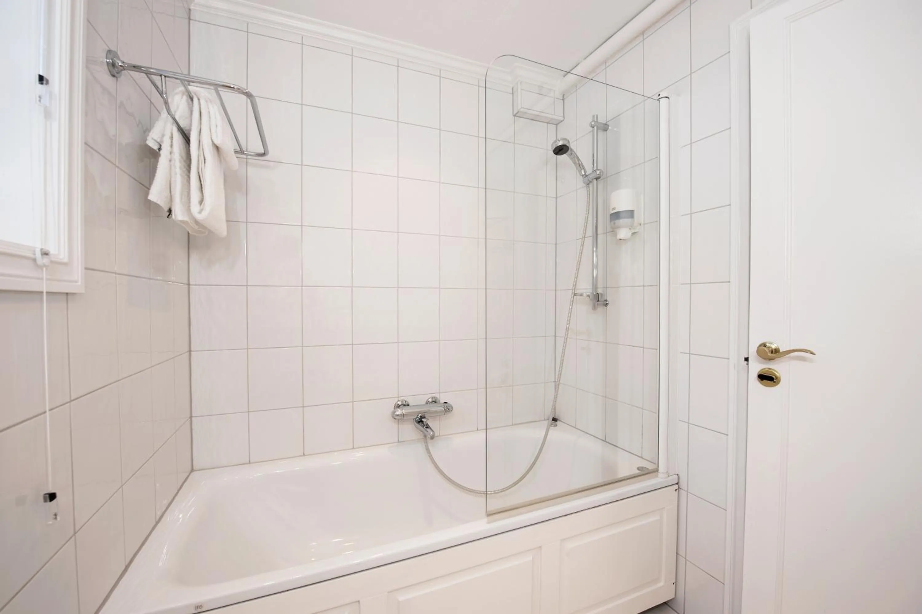 Bathroom in Dr. Holms Hotel