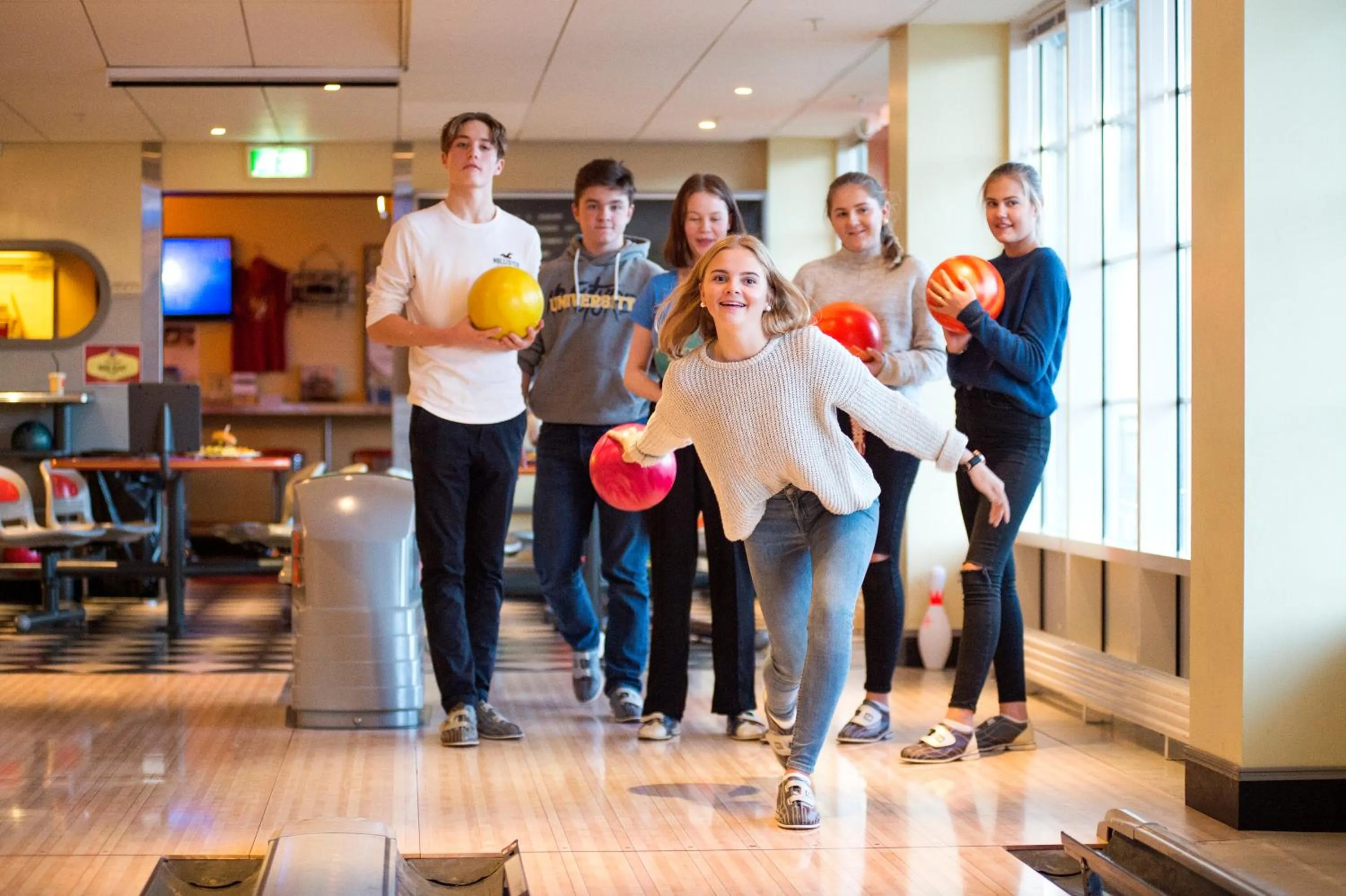 People in Dr. Holms Hotel