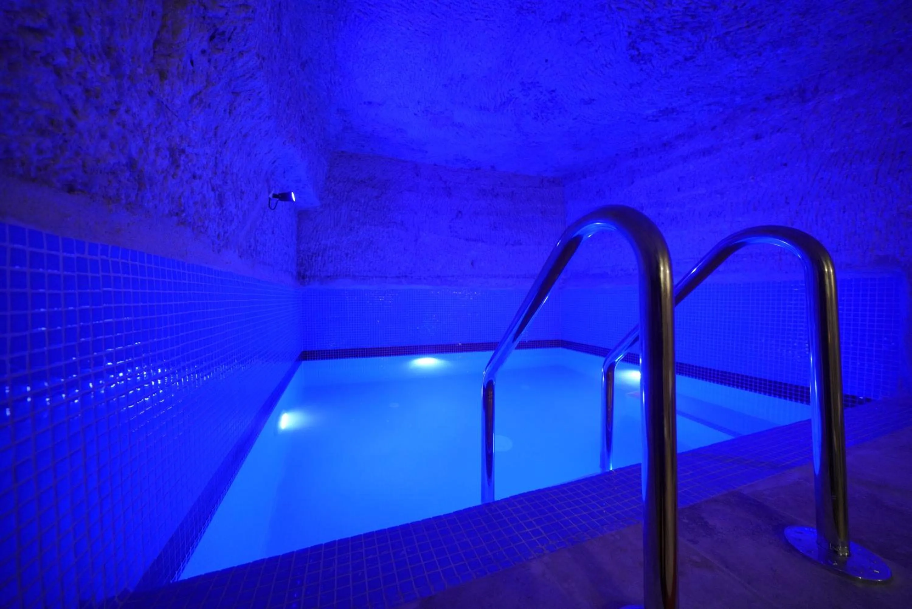 Swimming pool in Travel Inn Cave Hotel