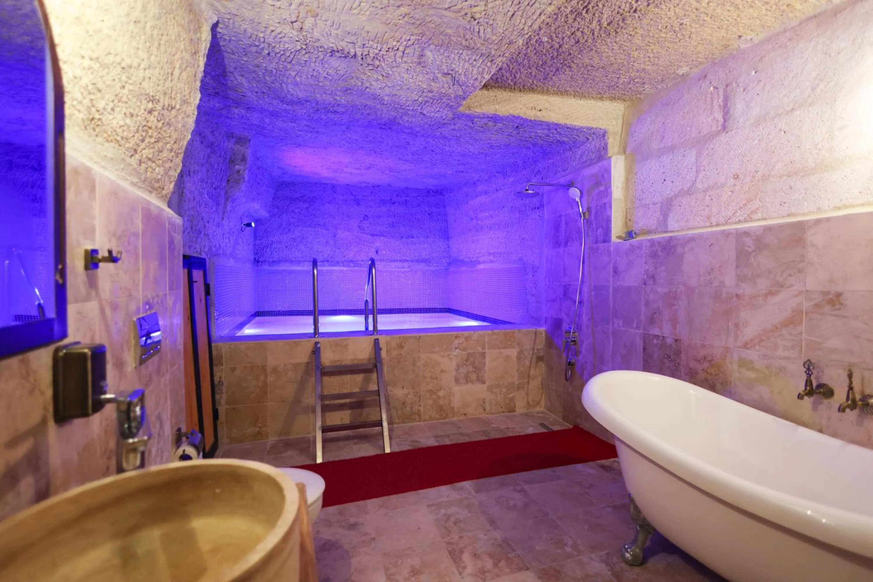 Shower in Travel Inn Cave Hotel