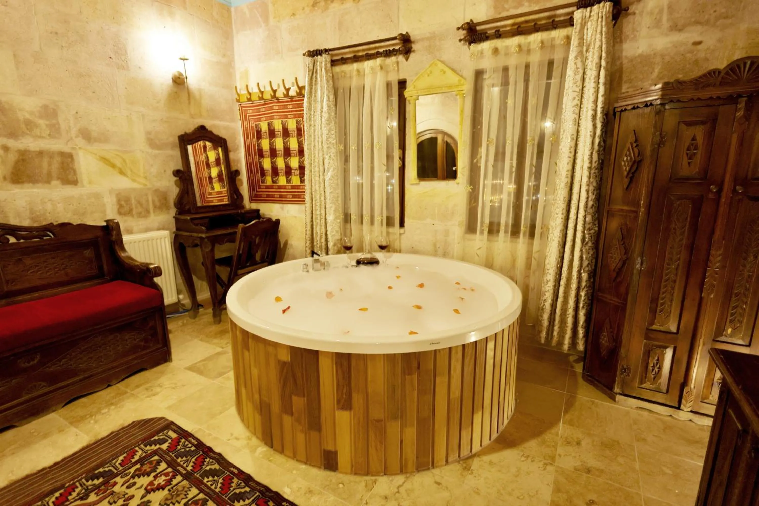 Hot Tub in Travel Inn Cave Hotel