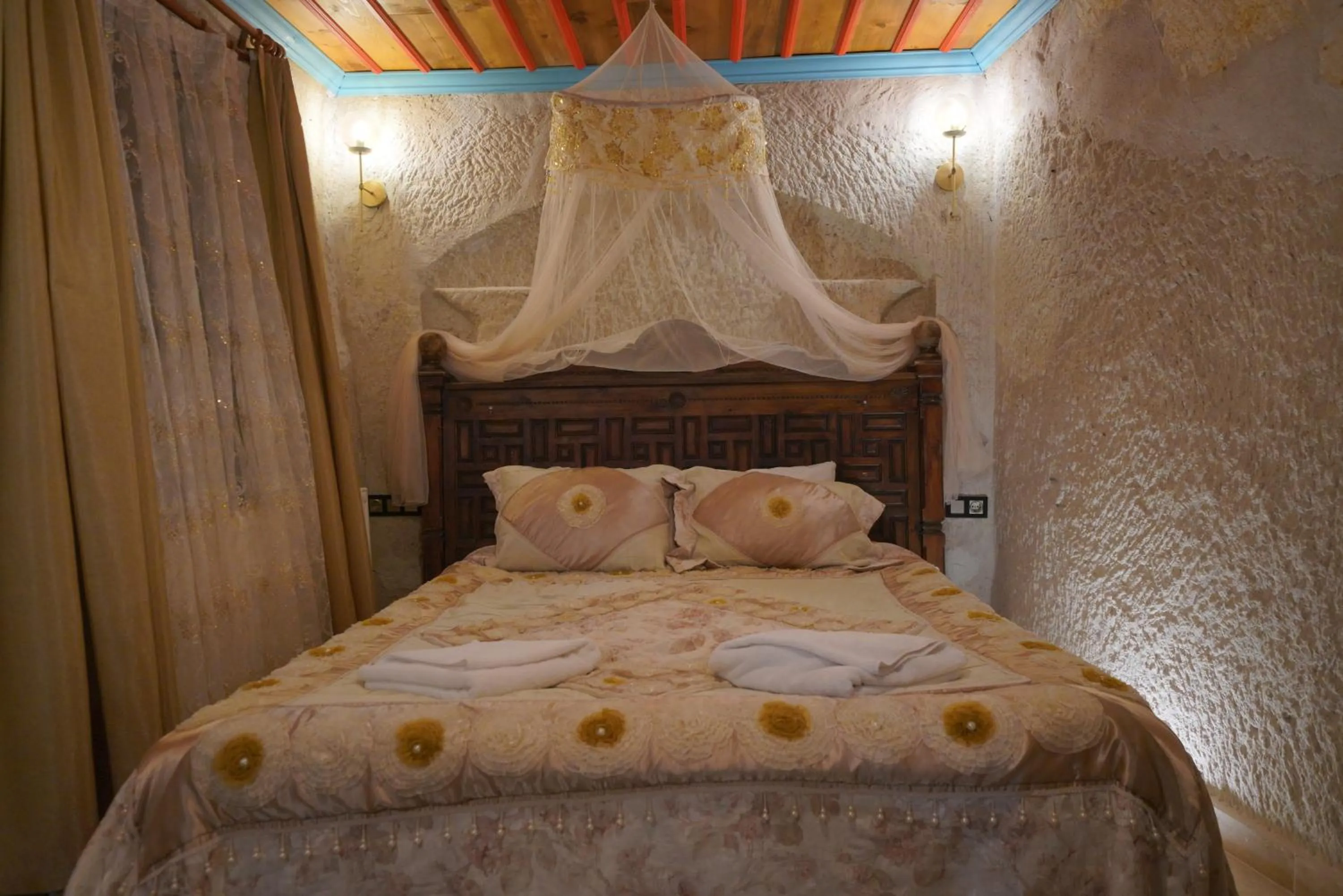 Bed in Travel Inn Cave Hotel