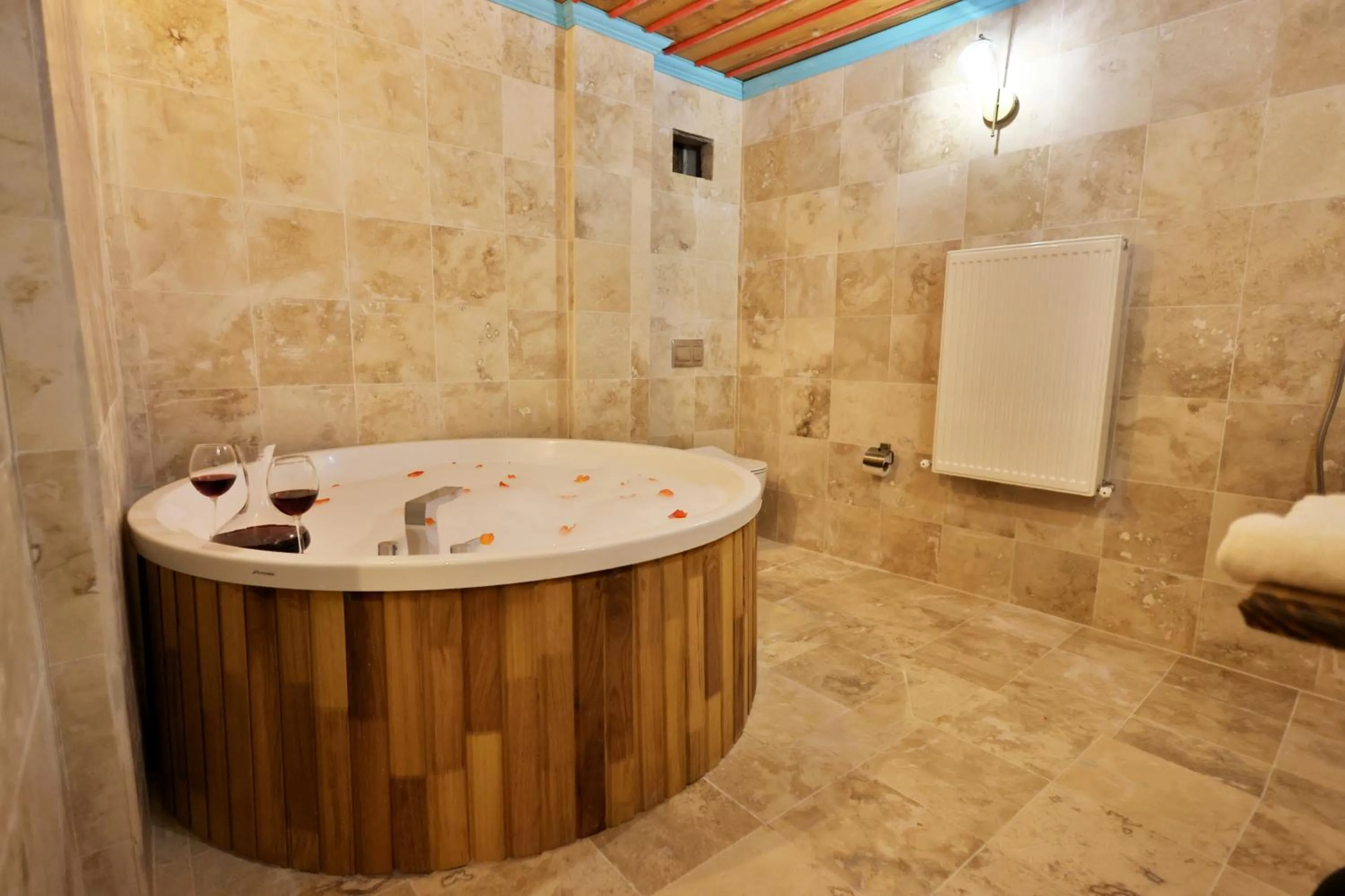 Hot Tub in Travel Inn Cave Hotel