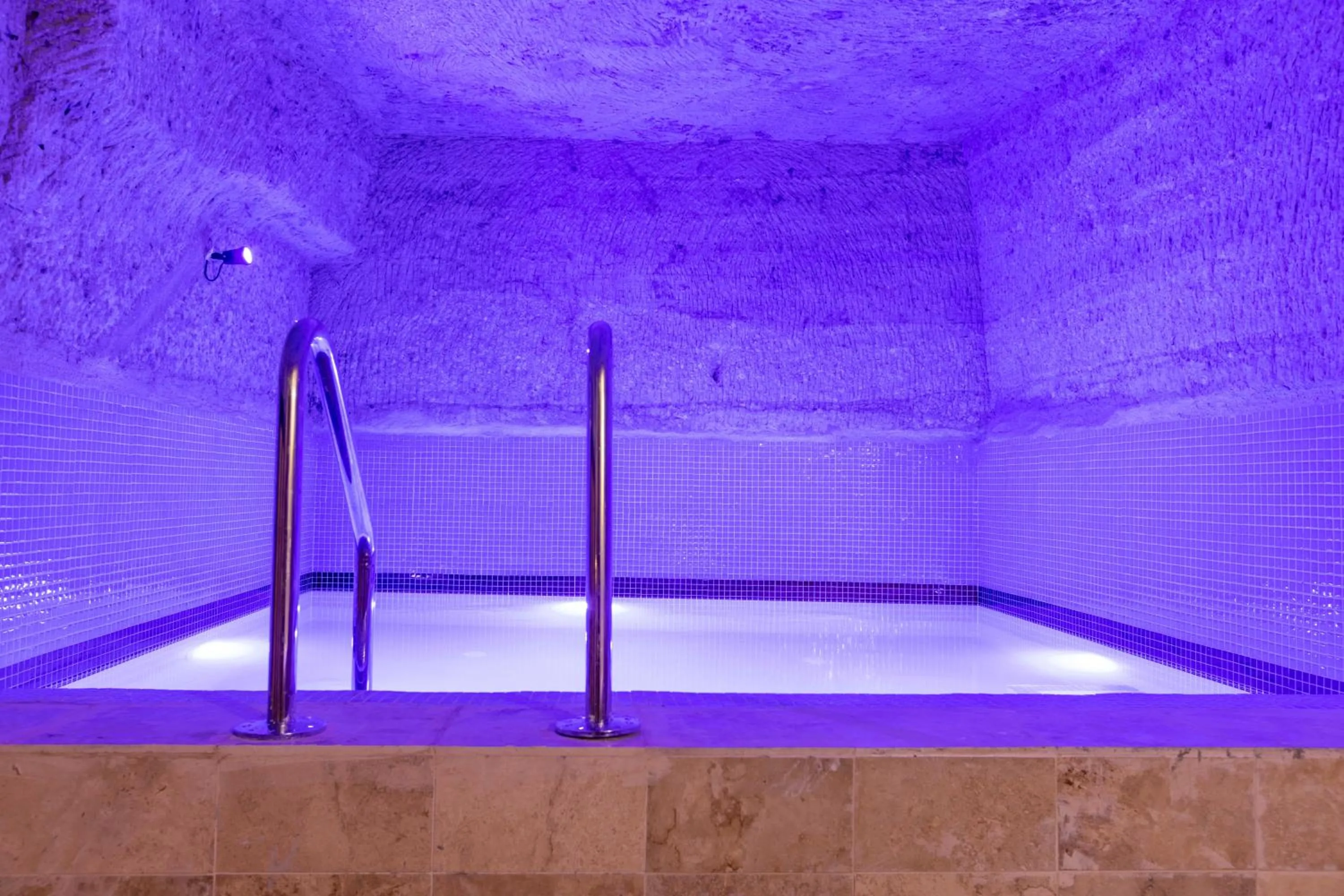 Swimming pool in Travel Inn Cave Hotel