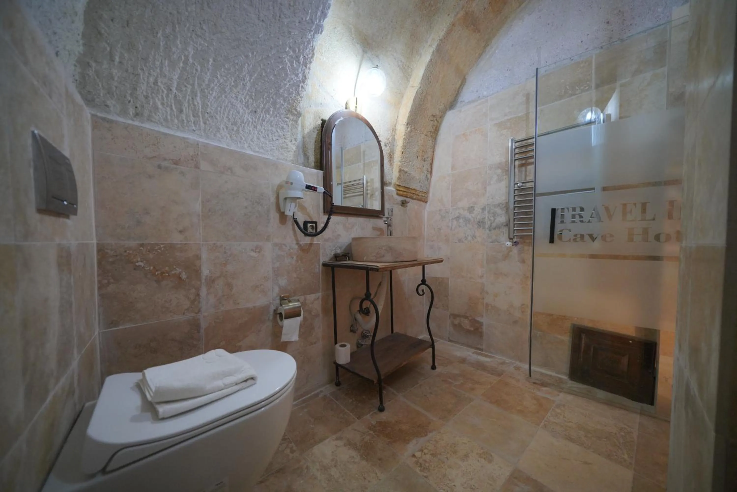 Shower in Travel Inn Cave Hotel