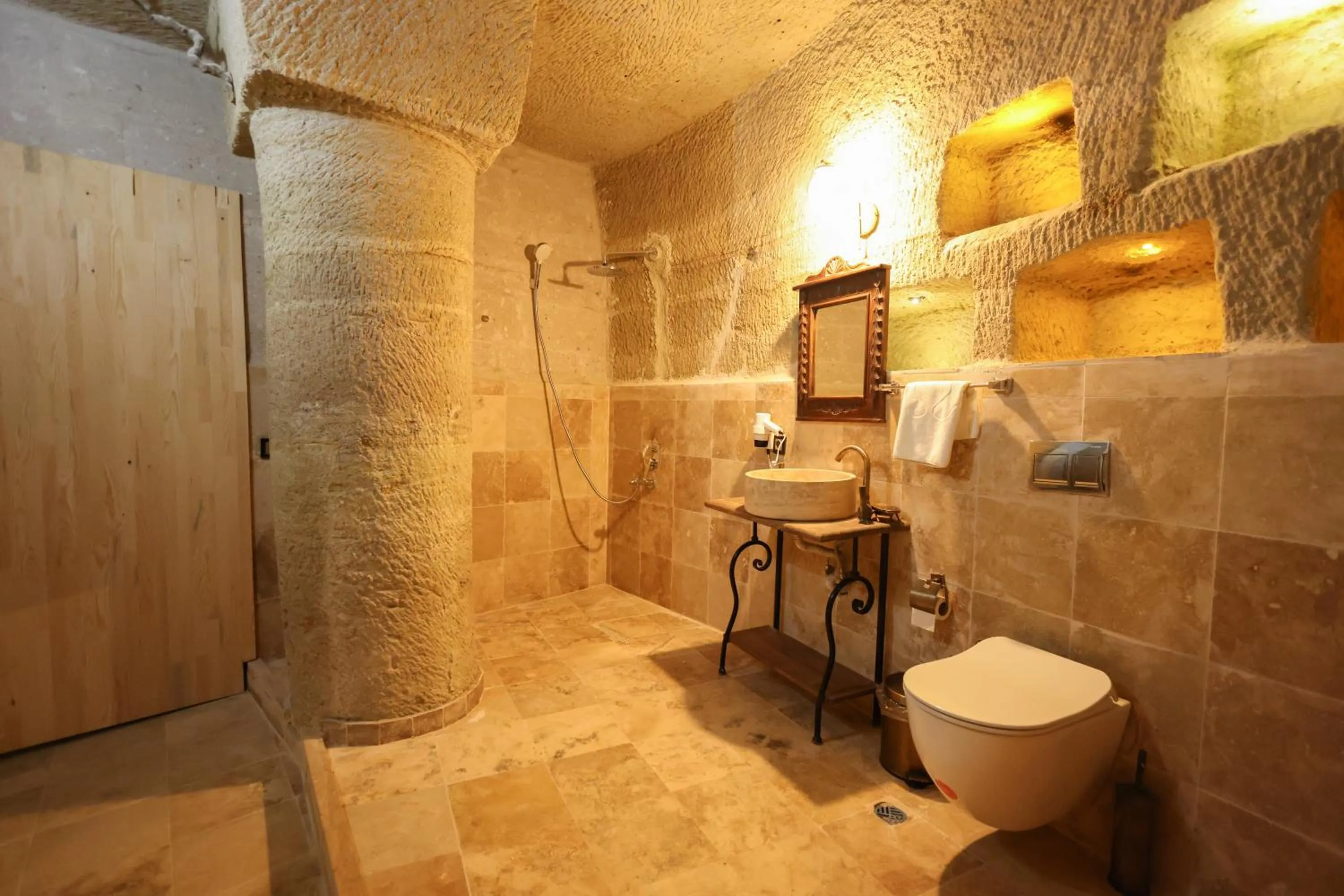 Shower in Travel Inn Cave Hotel