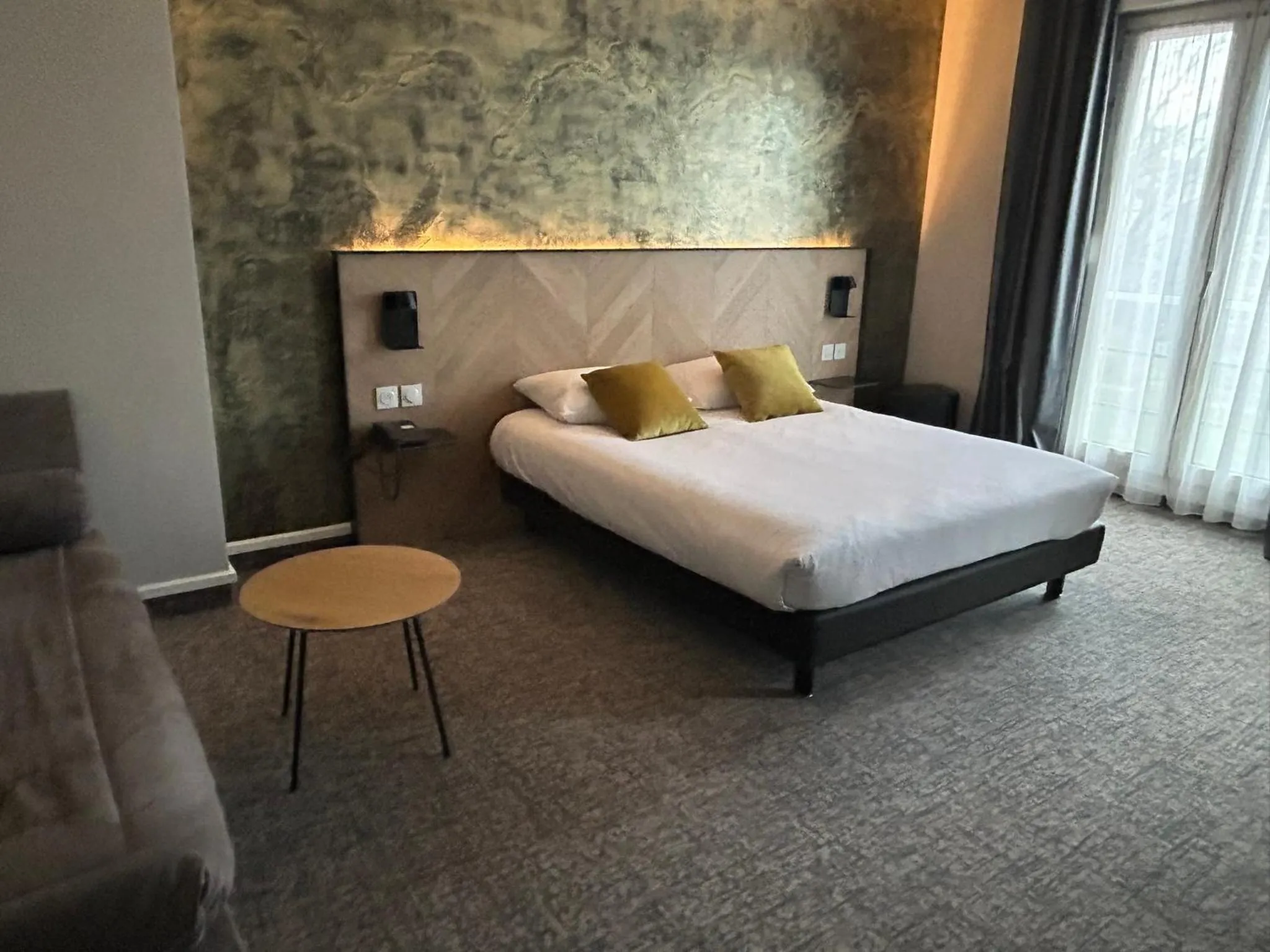 Bed in Brit Hotel Privilège Le Royal - Centre Gare