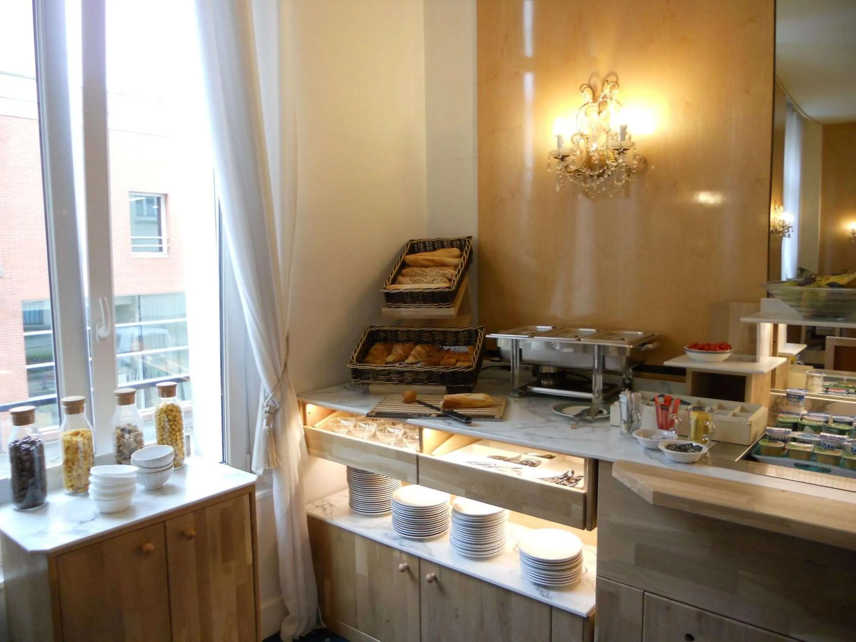 Buffet breakfast in Brit Hotel Privilège Le Royal - Centre Gare