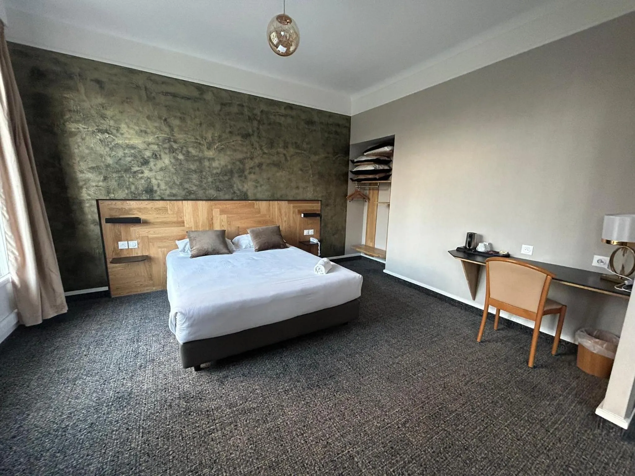 Bed in Brit Hotel Privilège Le Royal - Centre Gare