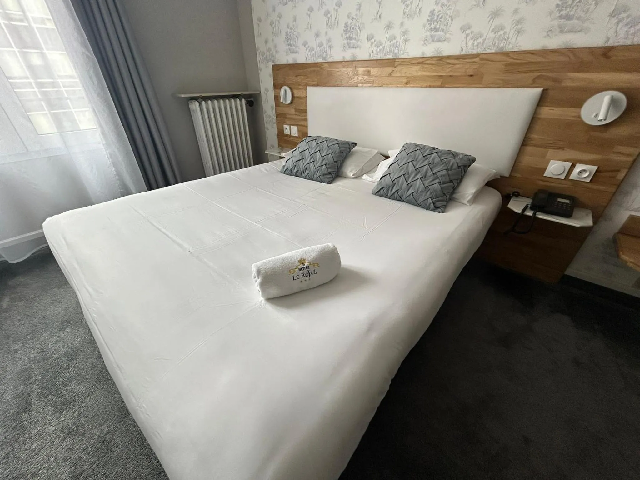 Bed in Brit Hotel Privilège Le Royal - Centre Gare