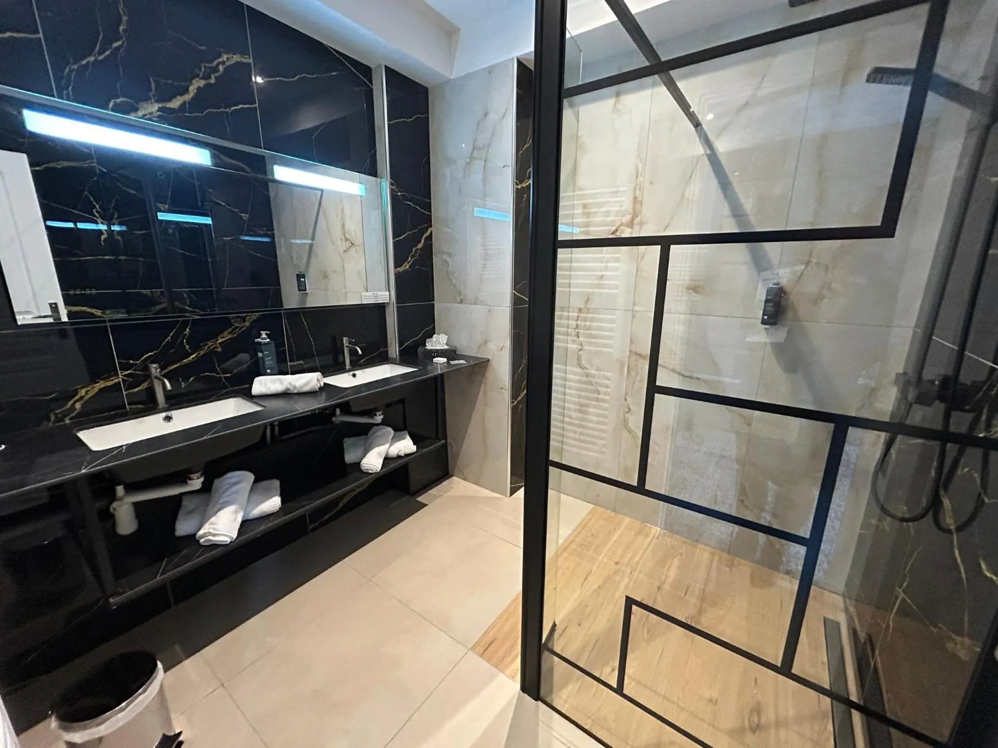 Bathroom in Brit Hotel Privilège Le Royal - Centre Gare