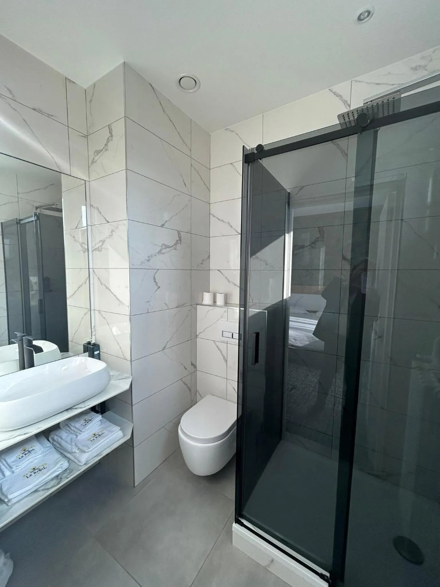 Shower in Brit Hotel Privilège Le Royal - Centre Gare