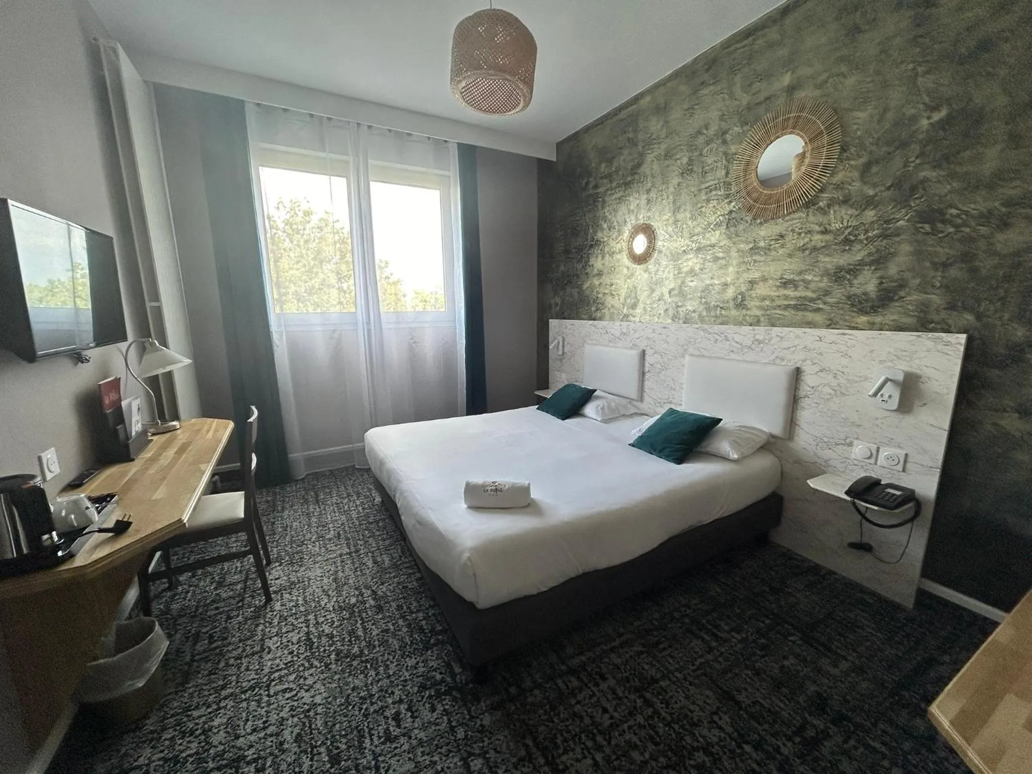 Bed in Brit Hotel Privilège Le Royal - Centre Gare