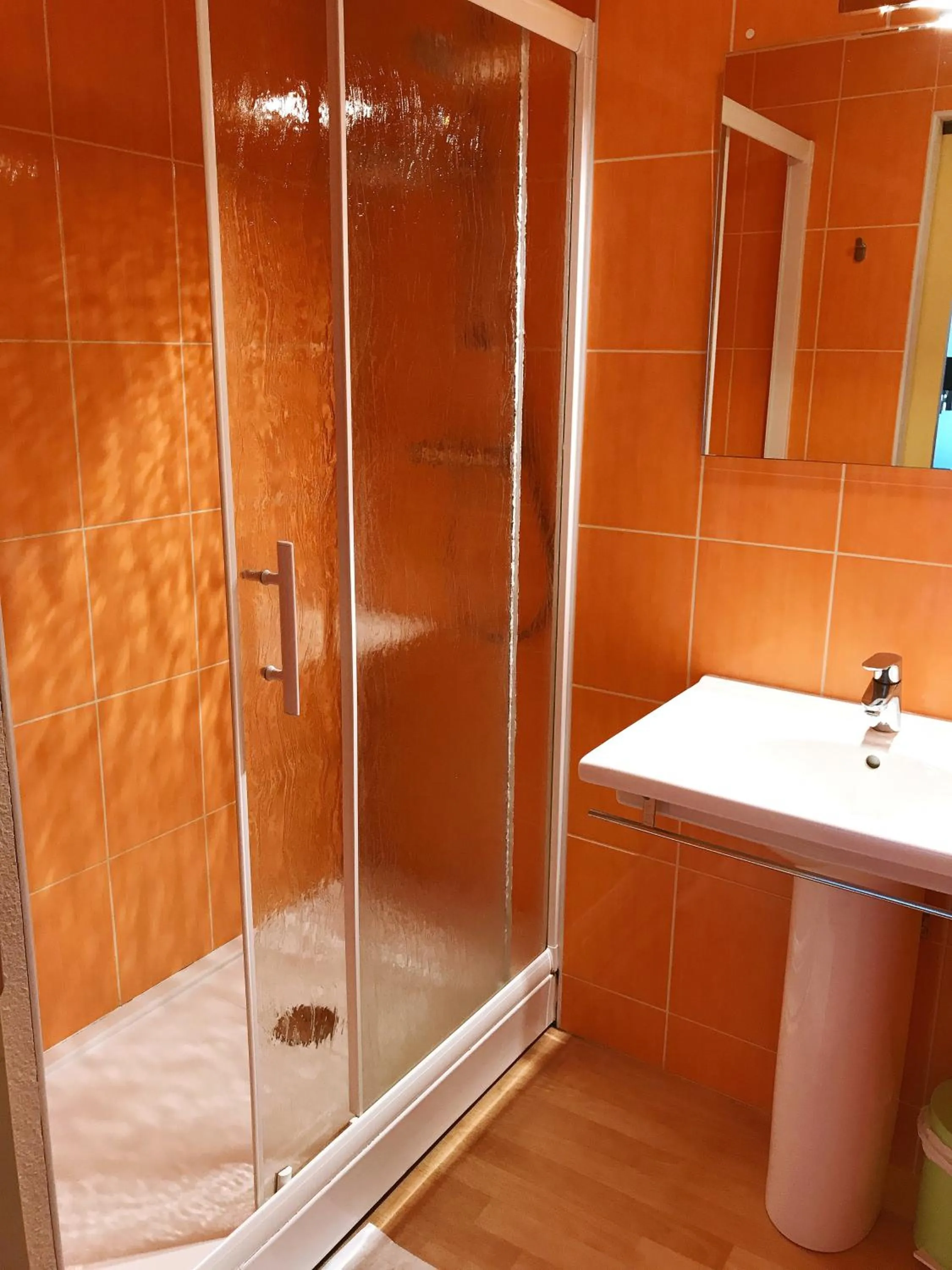 Shower in Logis Hotels - Hôtel et Restaurant de la Montagne Noire