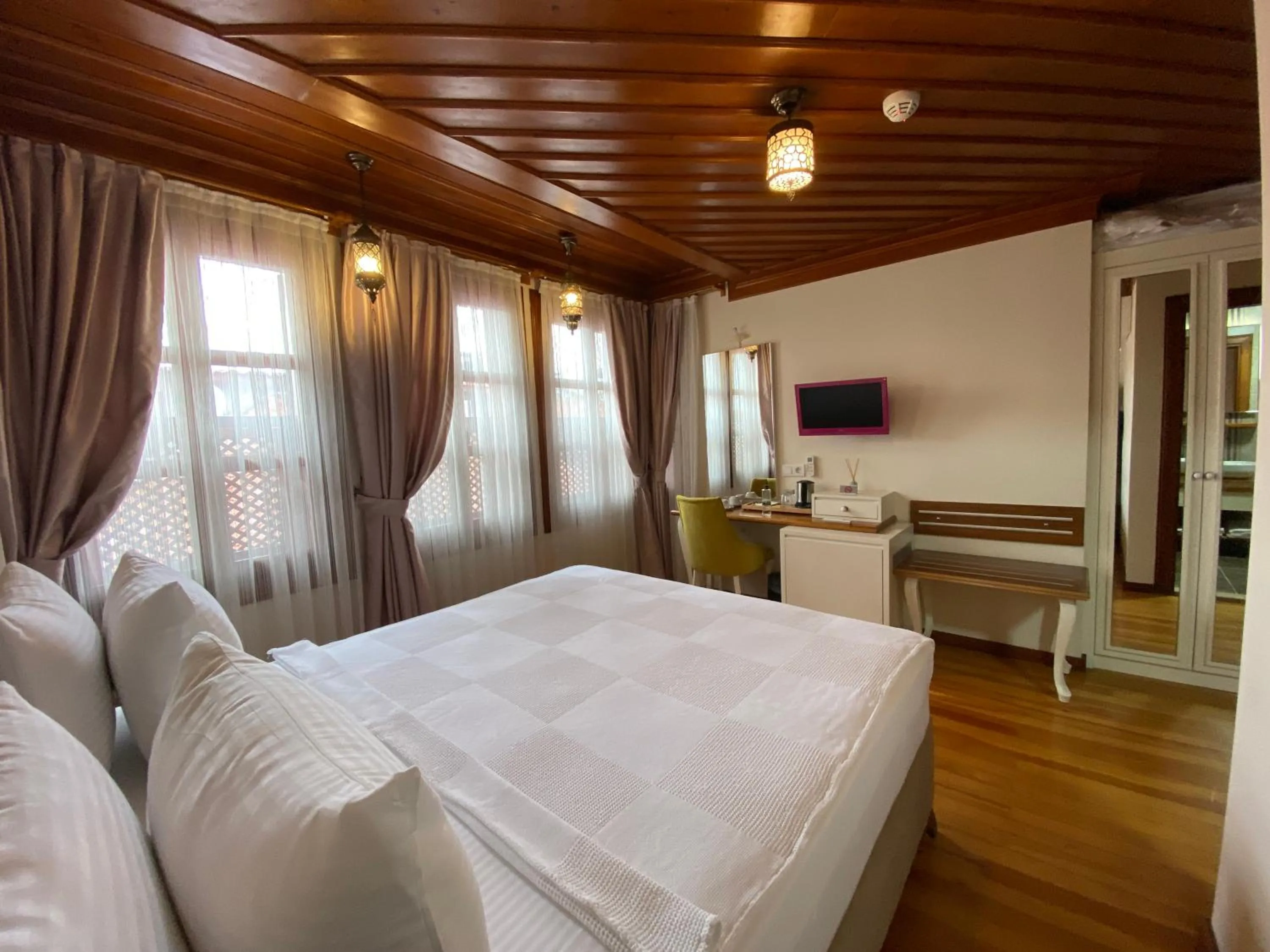 TV and multimedia, Bed in Kervan Hotel