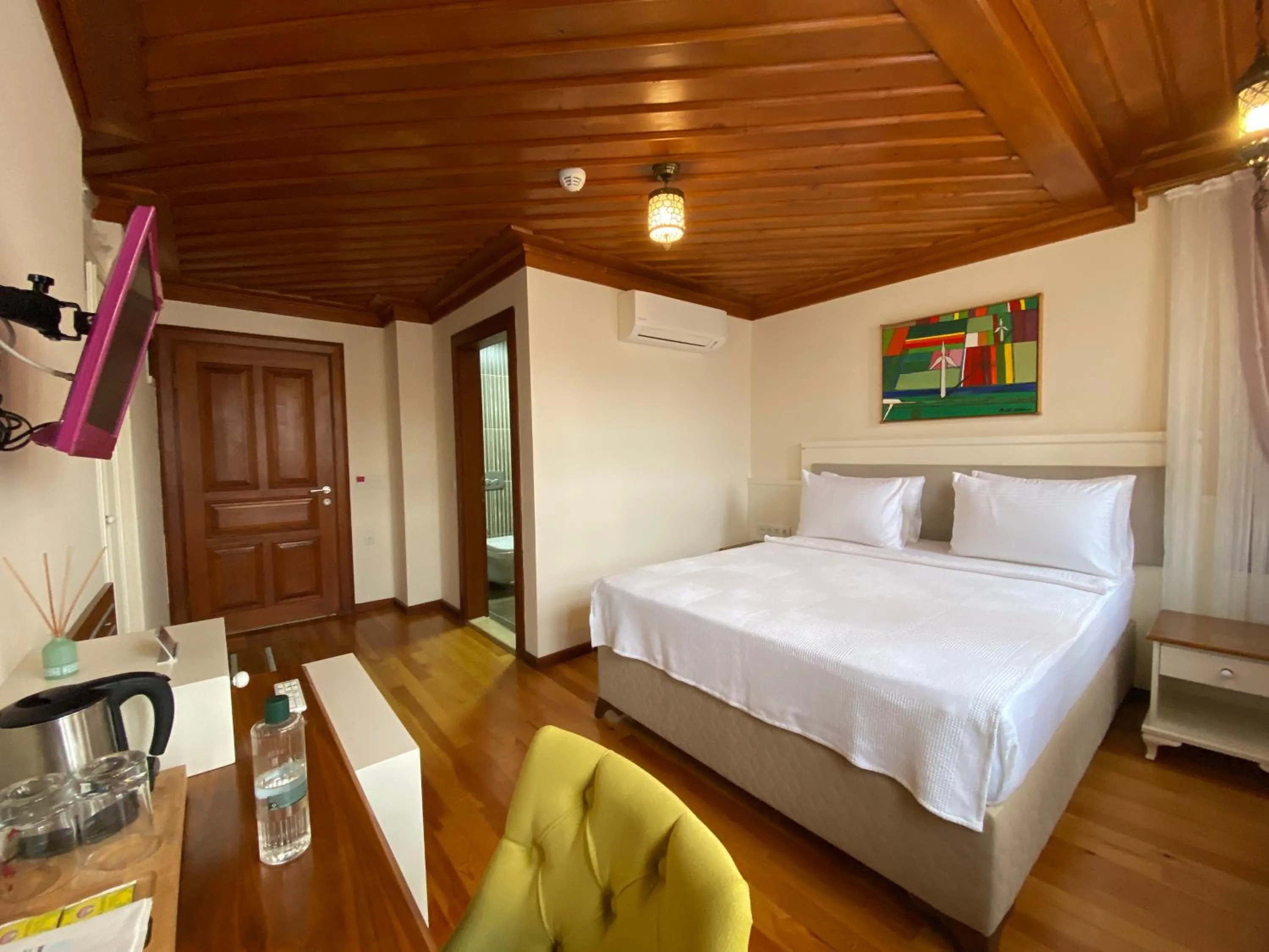 Photo of the whole room, Bed in Kervan Hotel