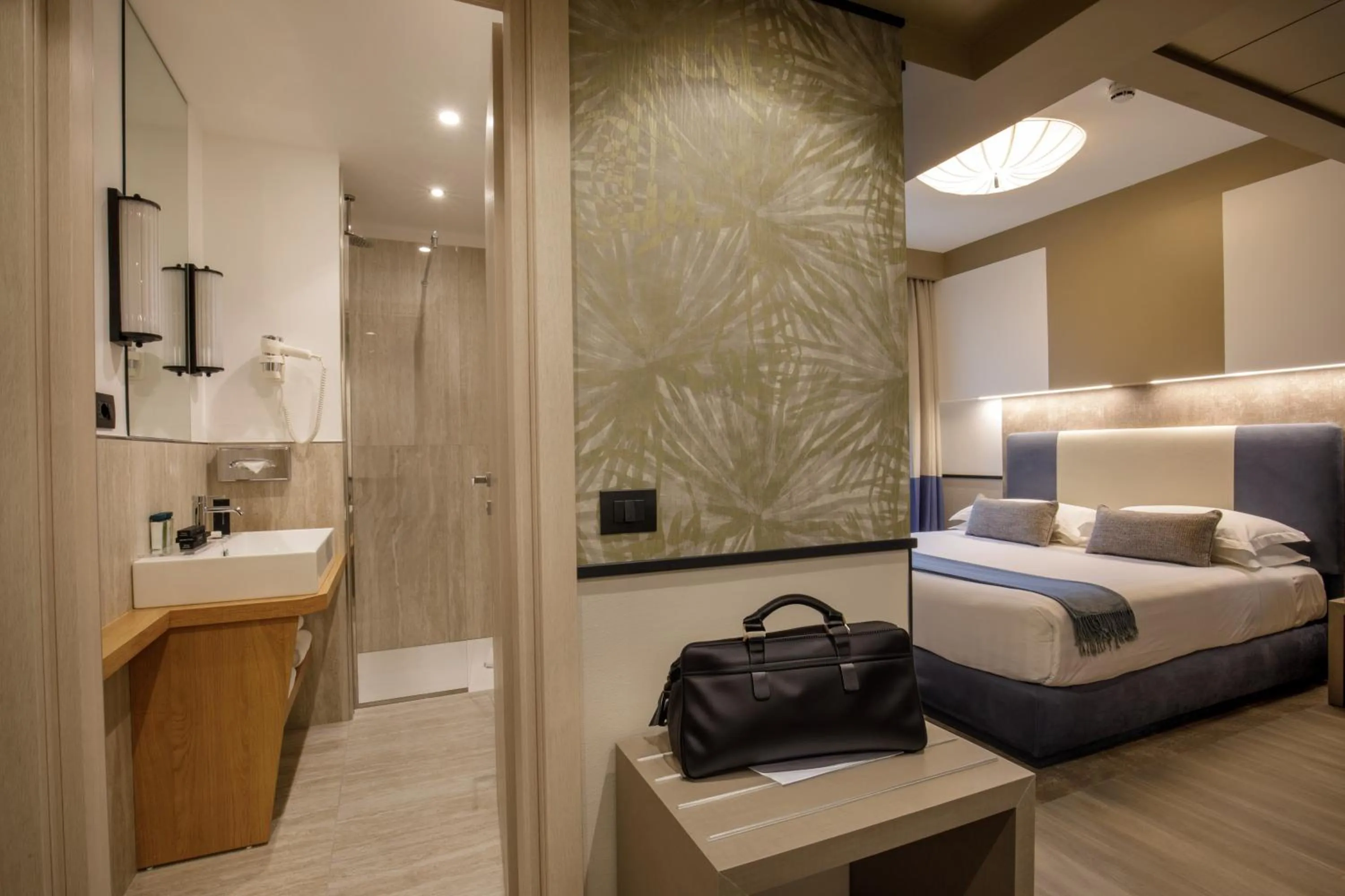 Bathroom, Bed in Hotel Domidea