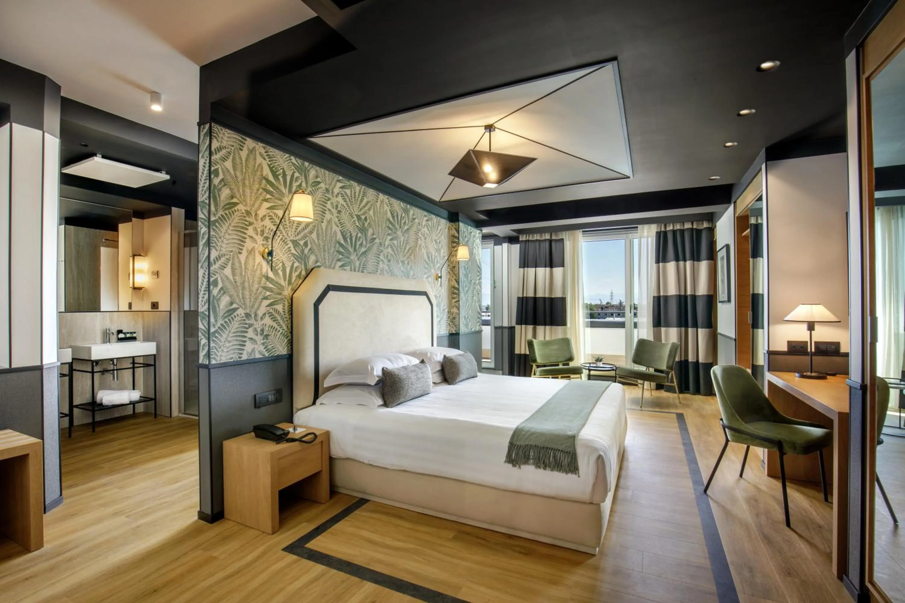 Deluxe Suite with Spa Bath in Hotel Domidea