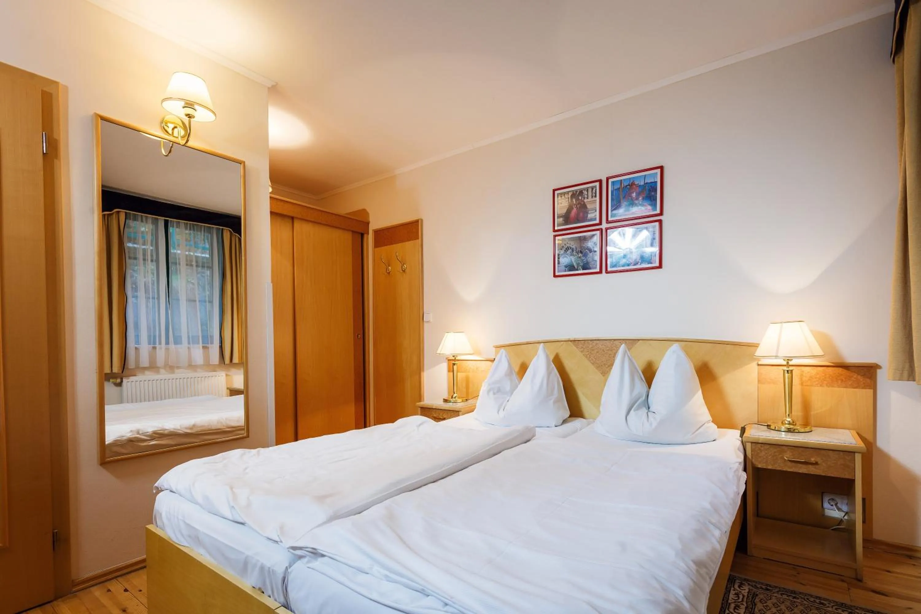 Living room, Bed in Hotel Maltezský Kříž