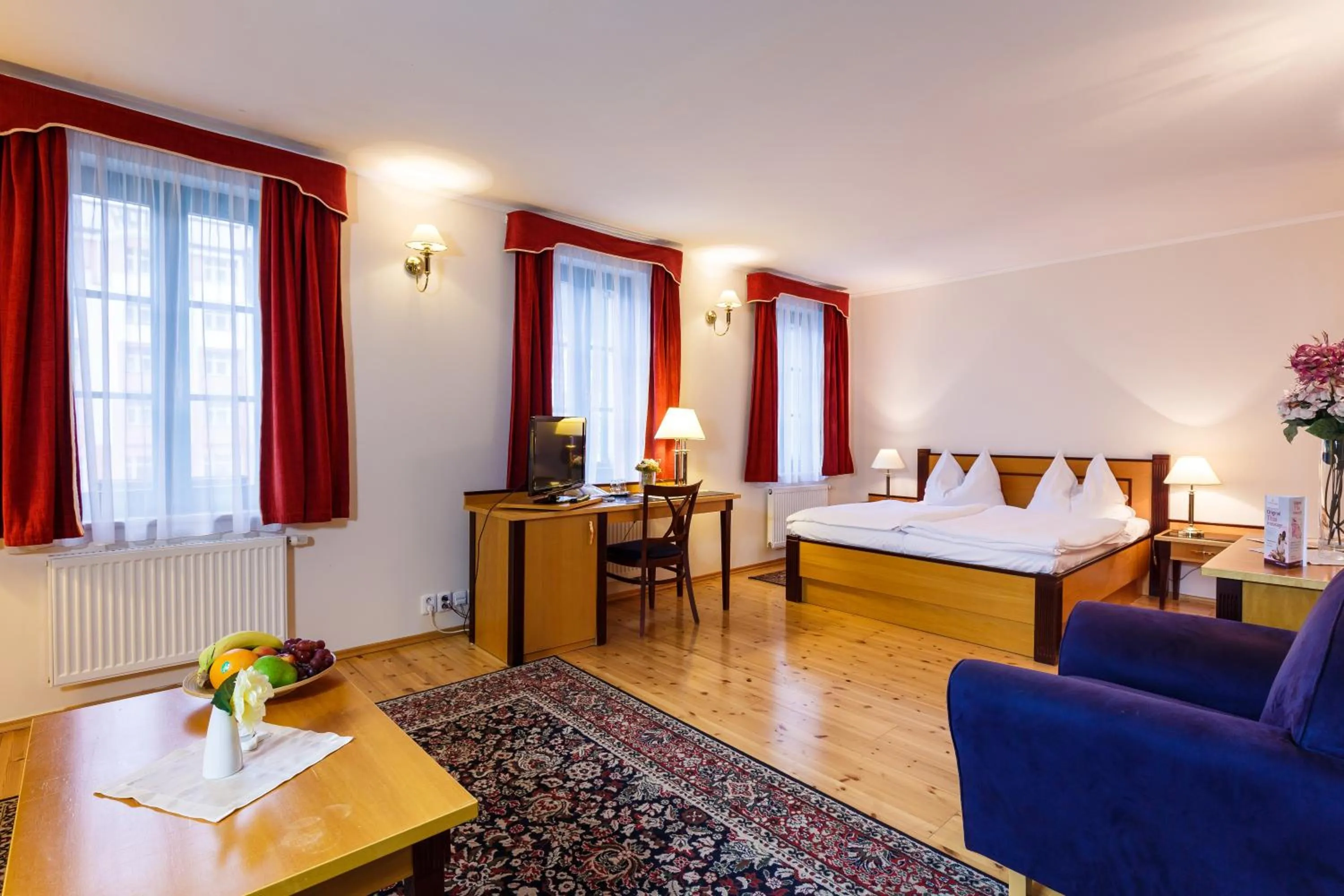 Living room, Bed in Hotel Maltezský Kříž