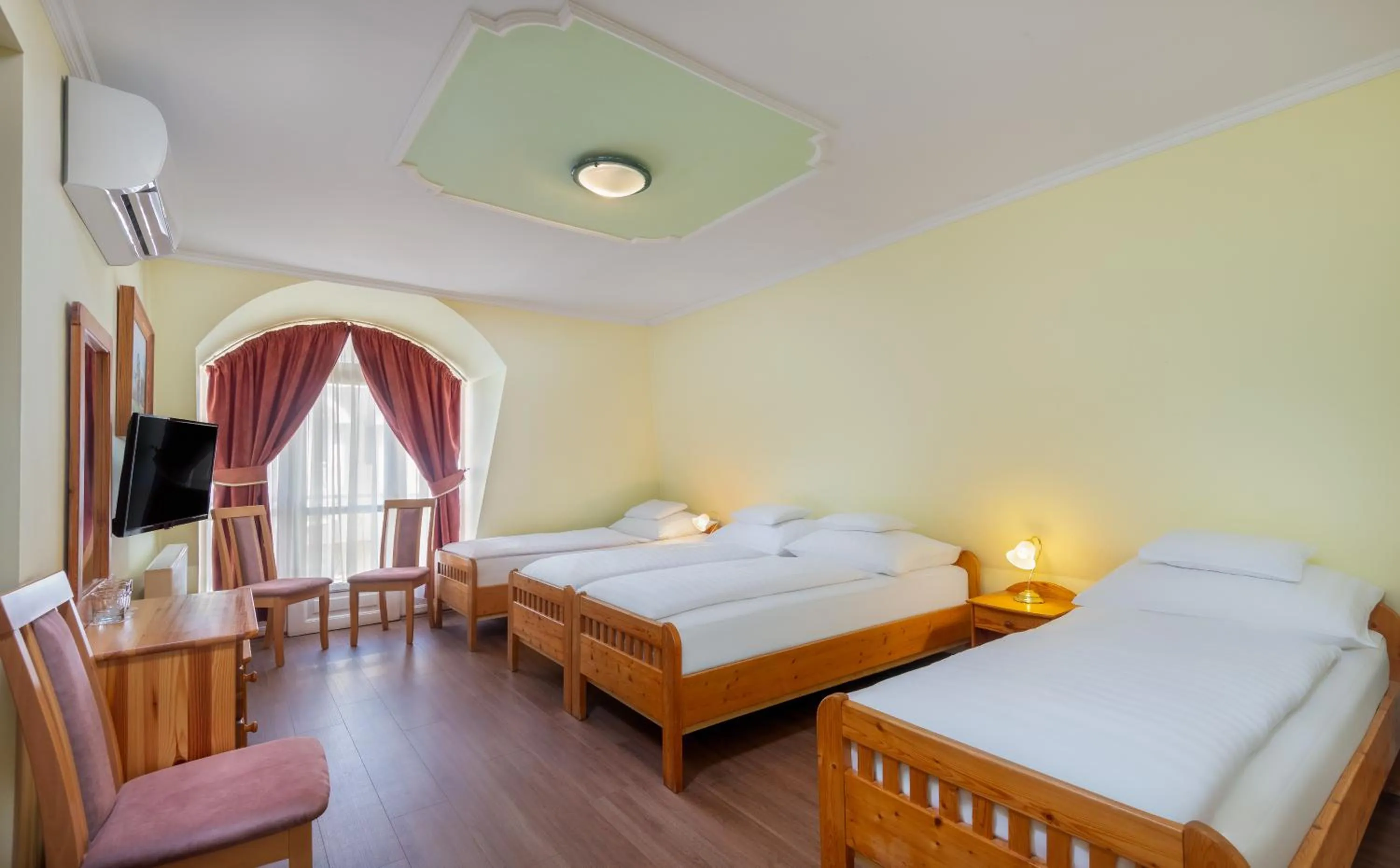 Bed in Gosztola Gyöngye-az erdő szállodája