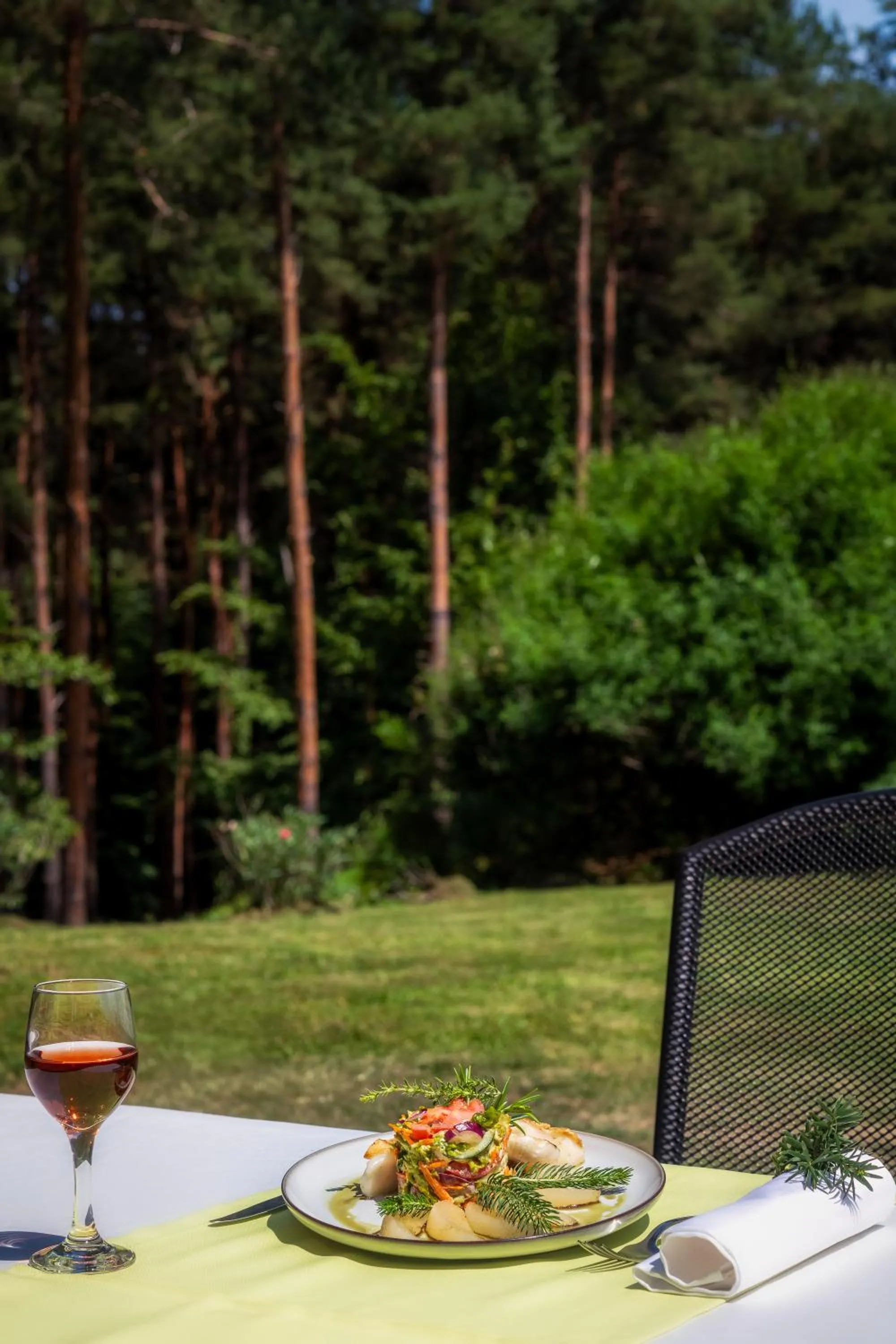 Restaurant/places to eat in Gosztola Gyöngye-az erdő szállodája