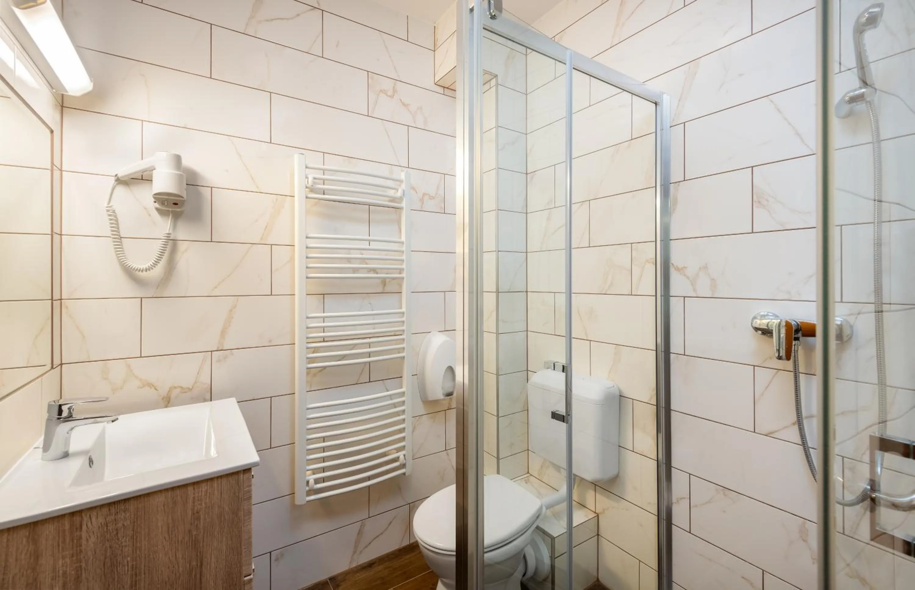 Bathroom in Gosztola Gyöngye-az erdő szállodája