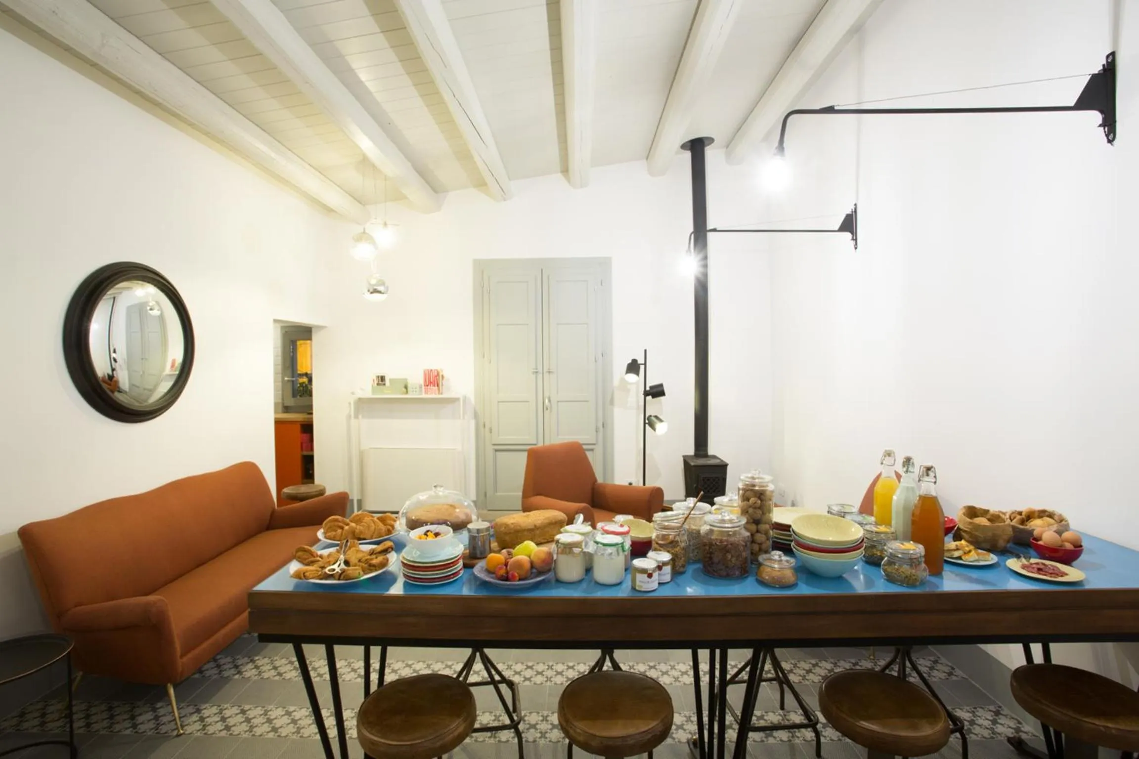 Communal lounge/ TV room in Intervallo Boutique Hotel