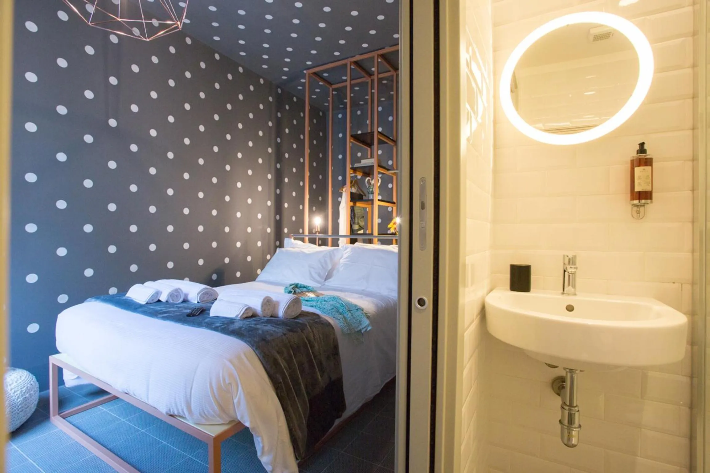 Bathroom, Bed in Intervallo Boutique Hotel