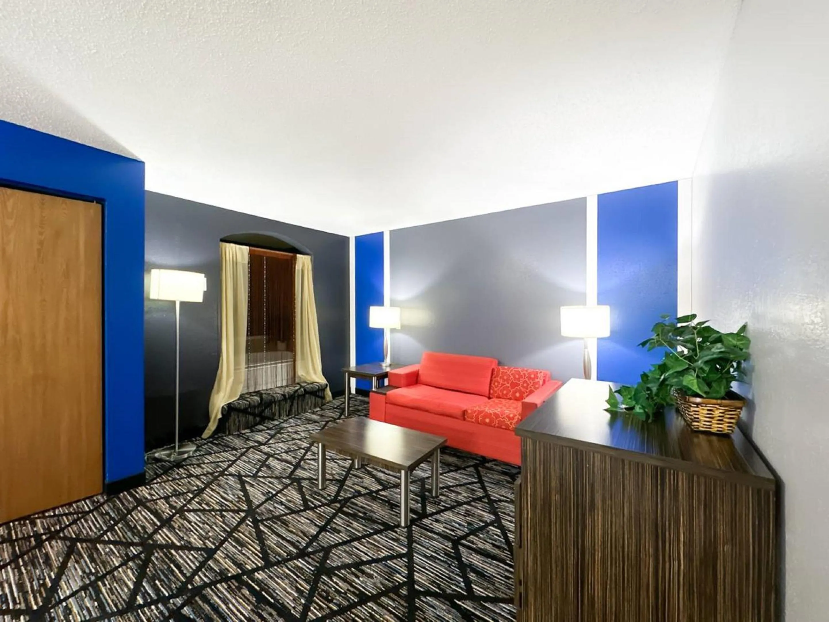 Bed in Blaine Town Inn & Suites